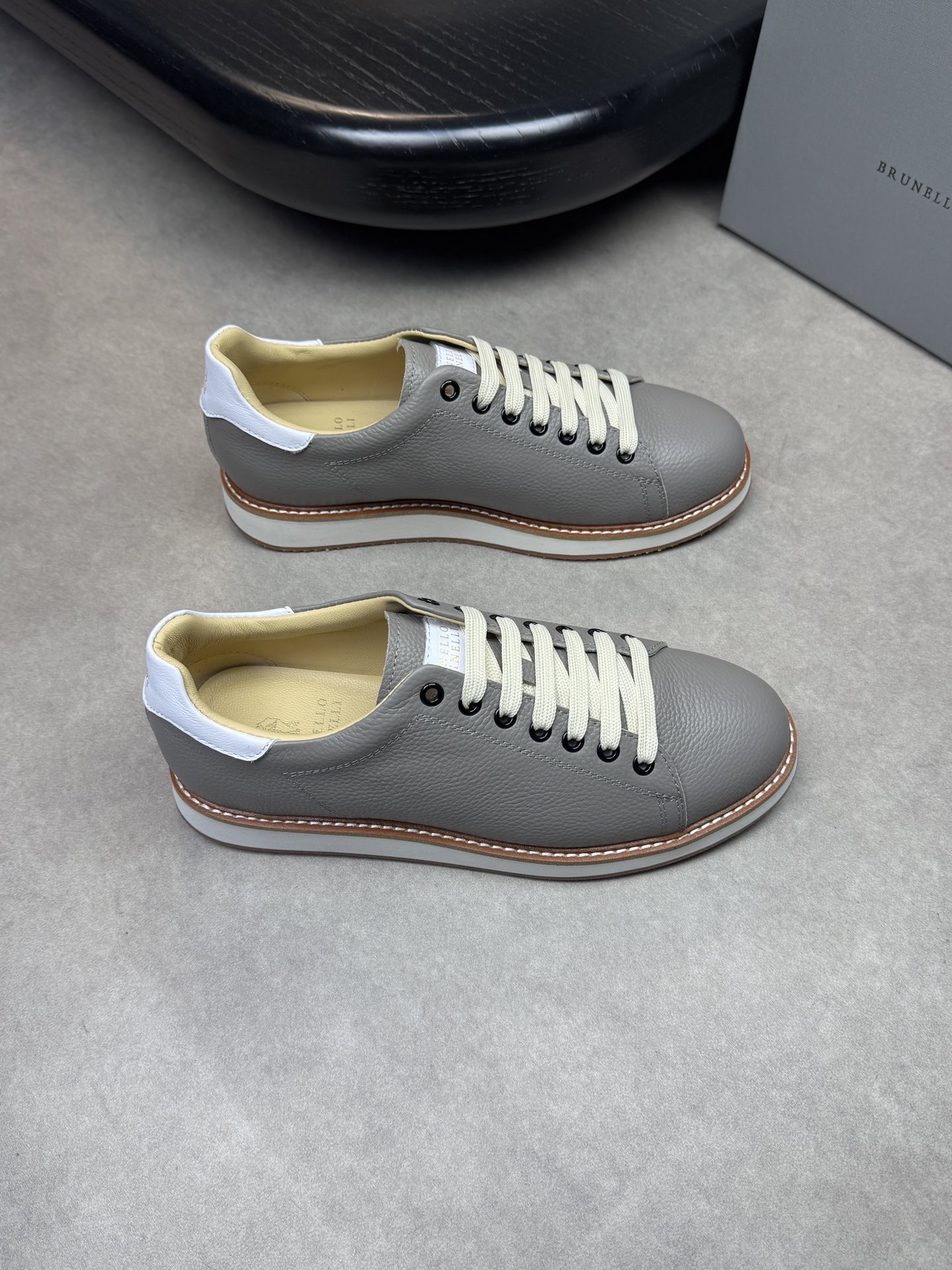 NO:273497,【Brunello Cucinelli】Brunello Cucinelli - High-end quality Original single - Upper frosted lychee calfskin, tongue heel high Zhoubo brand totem - Inner water dyed mixed-bred sheepskin - Outsole ultra-light wear-resistant velvet rubber; Combined molding two-color outsole - Ultra-high quality control, fine workmanship highlighted (high-end, noble, grade) -Size 38-44 (45,46, custom made)·03396,,brunello cucinelli,cowhide,sheepskin19860909【 Brunello Cucinelli】布鲁内洛·库奇内利 -高端品质 原单 -鞋面磨砂荔纹小牛皮、鞋舌后跟高周波品牌图腾 -内里水染混种羊皮 -大底超轻耐磨绒·橡胶；组合成型双色大底 -超高品控·做工精细凸显(高端·贵气·档次) -Size 38-44（45,46,可订做)·03396,,brunello cucinelli,cowhide,sheepskin,Men's shoes