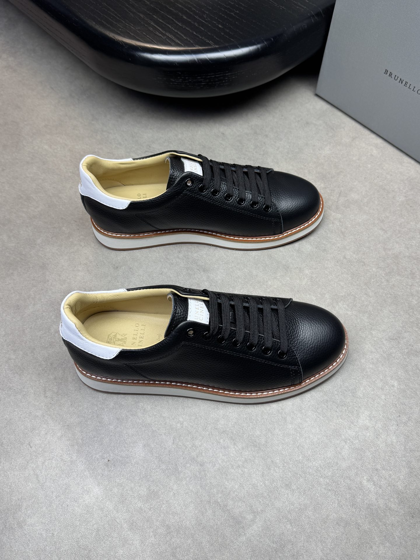 NO:273499,【Brunello Cucinelli】Brunello Cucinelli - High-end quality Original single - Upper lying calfskin, tongue heel high Zhoubo brand totem - Inner water dyed mixed-brand sheepskin - Outsole ultra-light wear-resistant velvet rubber; Combined molding two-color outsole - Ultra-high quality control · fine workmanship highlighted (high-end · noble · grade) -Size 38-44 (45, 46, custom made)·03396,,brunello cucinelli,cowhide,sheepskin19860909【 Brunello Cucinelli】布鲁内洛·库奇内利 -高端品质 原单 -鞋面荔纹小牛皮、鞋舌后跟高周波品牌图腾 -内里水染混种羊皮 -大底超轻耐磨绒·橡胶；组合成型双色大底 -超高品控·做工精细凸显(高端·贵气·档次) -Size 38-44（45,46,可订做)·03396,,brunello cucinelli,cowhide,sheepskin,Men's shoes