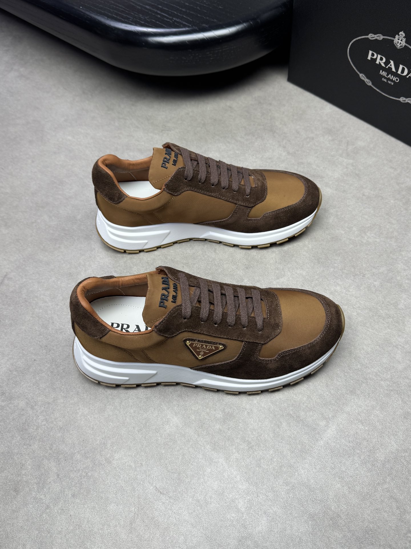 NO:274442,【PRADA】Prada - High-end quality Original single casual sneakers - Upper reverse velvet calfskin, brand high mercerized canvas, shoe body brand metal fastener, shoe tongue injection molding brand logo - Inner water dyed cowhide - Outsole ultra-light TPU foaming·rubber; molded outsole - Ultra-high quality control·fine workmanship highlighted (high-end, noble, grade) -Size 38-44 (45, custom made),,prada,prada,sneakers,cowhide19860909【PRADA】普拉达  -高端品质 原单休闲运动鞋 -鞋面反绒小牛皮、品牌高丝光帆布、鞋身品牌金属扣件、鞋舌注塑品牌logo -内里水染牛皮 -大底超轻TPU发泡·橡胶；成型大底 -超高品控·做工精细凸显(高端·贵气·档次) -Size 38-44（45,可订做),,prada,prada,sneakers,cowhide,Men's shoes