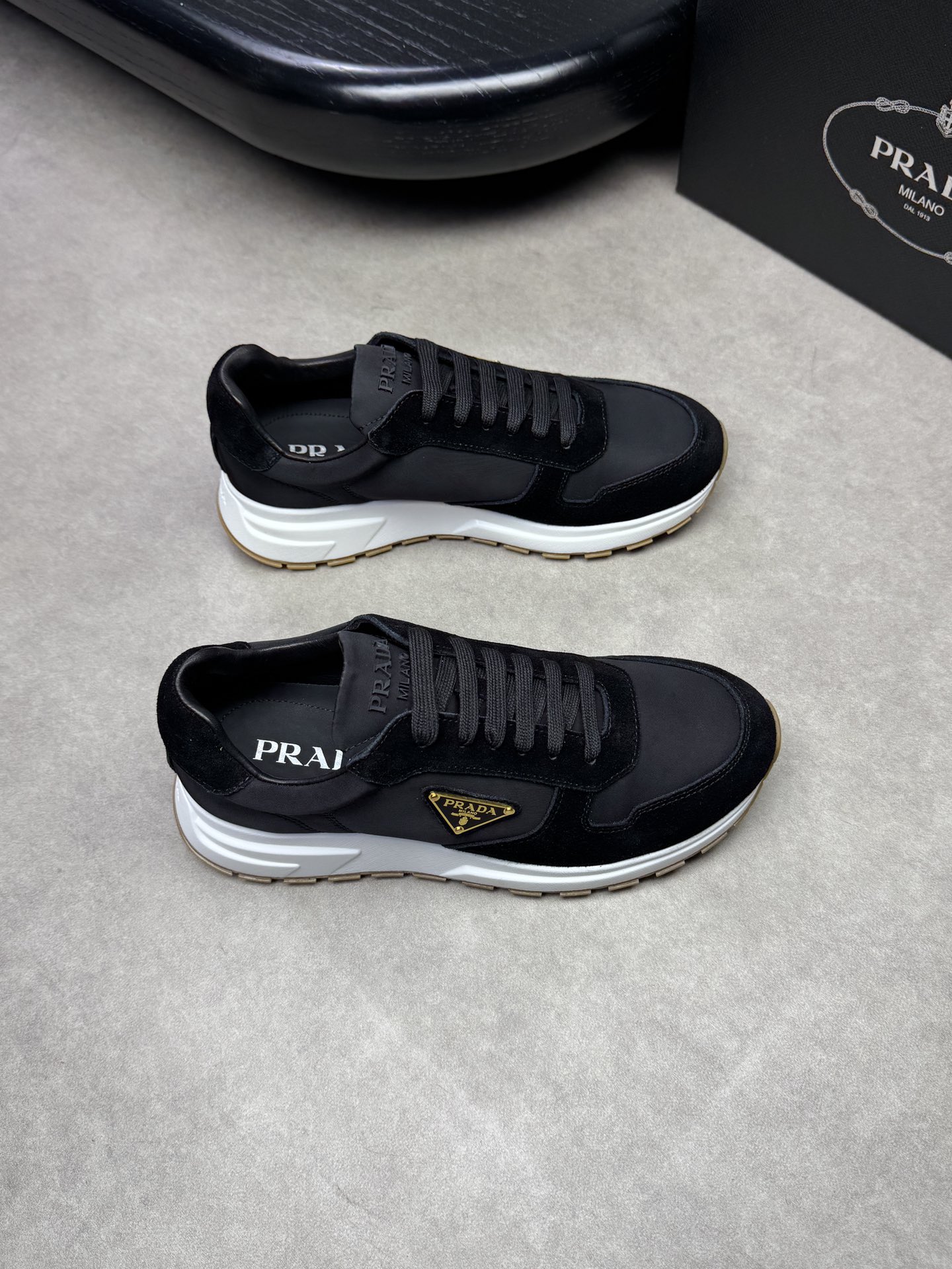 NO:274445,【PRADA】Prada - High-end quality Original single casual sneakers - Upper reverse velvet calfskin, brand high mercerized canvas, shoe body brand metal fastener, shoe tongue injection molding brand logo - Inner water dyed cowhide - Outsole ultra-light TPU foaming·rubber; molded outsole - Ultra-high quality control·fine workmanship highlighted (high-end, noble, grade) -Size 38-44 (45, custom made),,prada,prada,sneakers,cowhide19860909【PRADA】普拉达 -高端品质 原单休闲运动鞋 -鞋面反绒小牛皮、品牌高丝光帆布、鞋身品牌金属扣件、鞋舌注塑品牌logo -内里水染牛皮 -大底超轻TPU发泡·橡胶；成型大底 -超高品控·做工精细凸显(高端·贵气·档次) -Size 38-44（45,可订做),,prada,prada,sneakers,cowhide,Men's shoes