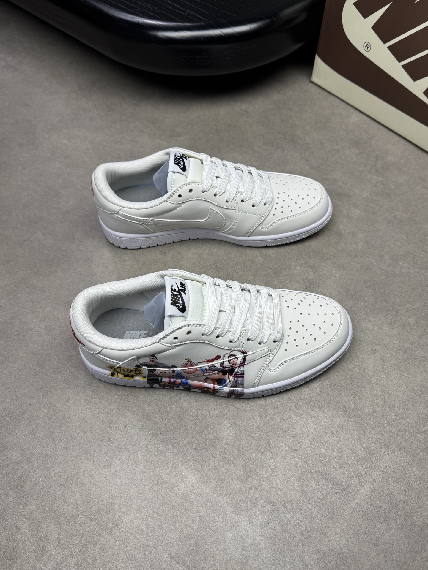 NO:273710,【NIKE-AIR】Nike·Co-branded model -High-end quality Original single -Silk calfskin upper, color printing and popular cartoon. Nezha, Ao Bing. Totem, heel.Embroidery brand logo -High-elastic cloth inside -Original TPR·Rubber·Dual-color molded sole -Ultra-high quality control·Fine workmanship·Strong highlight (high-end·Noble·Level) -Size38-44 (45,46, can be customized)·0150,,cowhide19860909【NIKE-AIR】耐克· 联名款 -高端品质 原单 -鞋面丝绸小牛皮、彩印爆火卡通.哪吒.敖丙.图腾、后跟.刺绣品牌logo -内里高弹力布匹 -大底原版TPR·橡胶·双色成型大底 -超高品控·做工精细·凸显(高端·贵气·档次) -Size38-44（45,46,可订做)·0150,,cowhide,Men's shoes