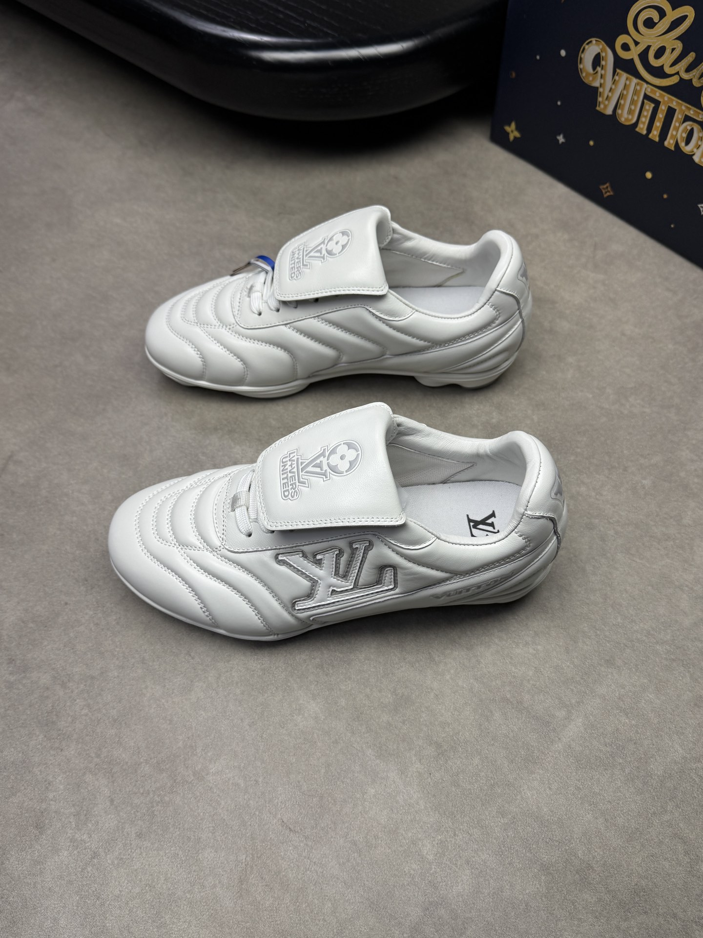 Louis Vuitton White Leather Casual Sneakers,Embroidered Brand Totem, Unisex 4 i1741890954 2468 2
