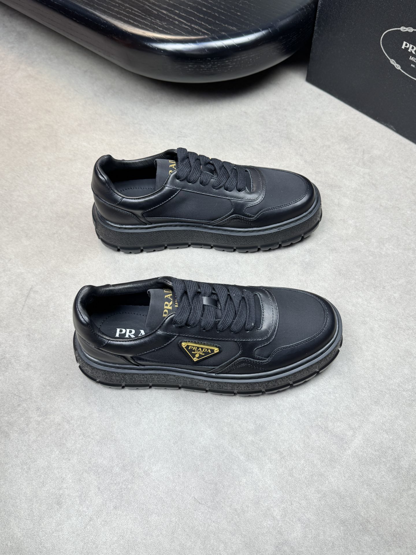 NO:274123,【PRADA】Prada - High-end quality Original single casual sneakers - Upper Napa calfskin, brand high mercerized canvas, shoe body brand metal fastener, shoe tongue silk screen brand logo - Inner water dyed cowhide - Outsole ultra-light TPU foam; molded outsole - Ultra-high quality control · Fine workmanship highlighted (high-end · noble · grade) -Size 38-44 (45, custom made) ·PR0372,,prada,prada,sneakers,cowhide19860909【PRADA】普拉达 -高端品质 原单休闲运动鞋 -鞋面纳帕小牛皮、品牌高丝光帆布、鞋身品牌金属扣件、鞋舌丝印品牌logo -内里水染牛皮 -大底超轻TPU发泡；成型大底 -超高品控·做工精细凸显(高端·贵气·档次) -Size 38-44（45,可订做)·PR0372,,prada,prada,sneakers,cowhide,Men's shoes