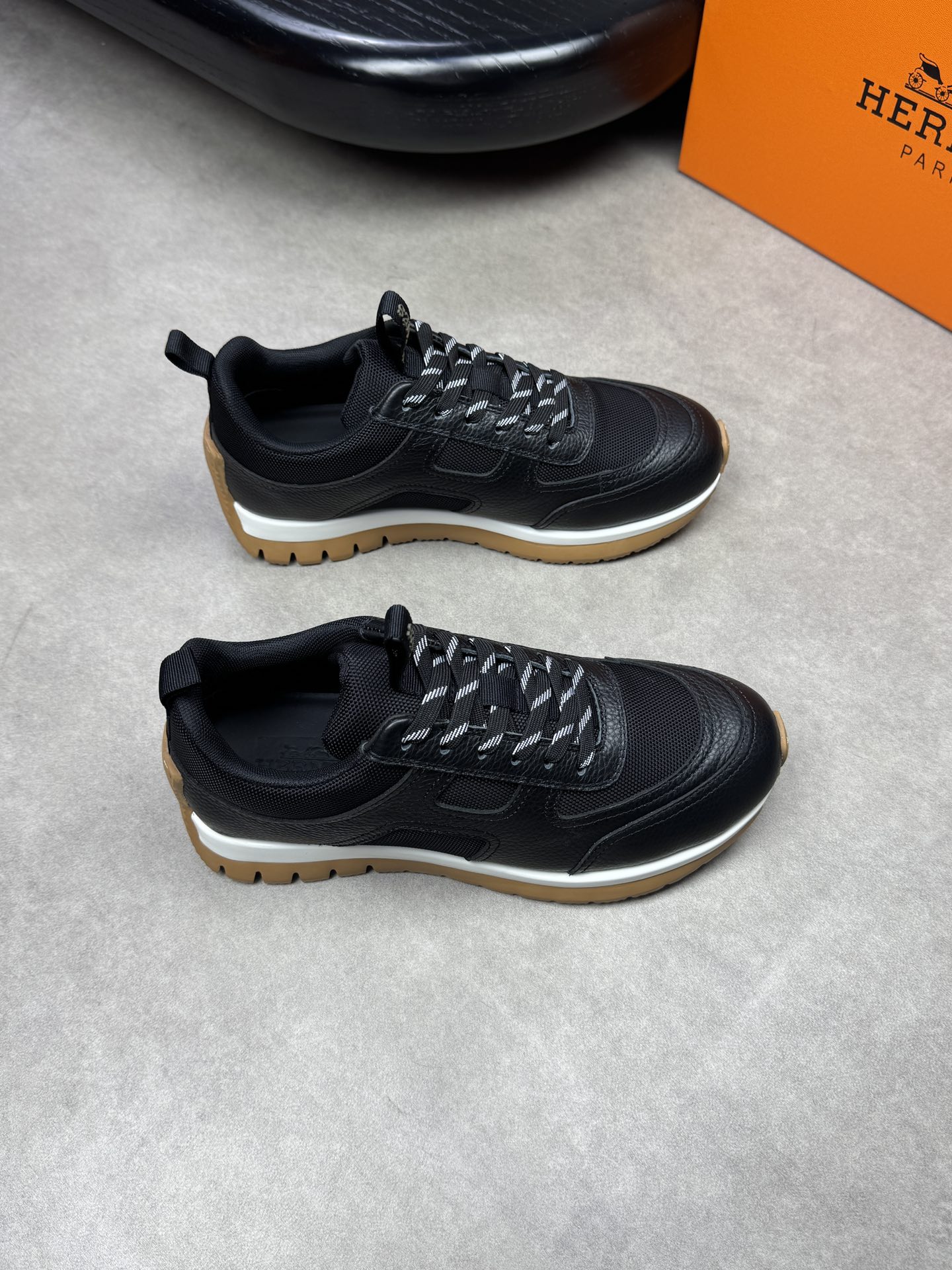 NO:274020,【HERMES】HERMES - High-end quality Original single casual sports shoes - upper lying calfskin, brand high mercerized canvas, shoe body forged H totem, tongue webbing injection molding brand logo - Neil brand canvas, foot pads; water dyed cowhide - Ultra-light TPU foaming; two-color molded sole - Ultra-high quality control·fine workmanship highlighting (high-end, noble, grade) -Size 38-44 (45, custom made)·H0372,, hermes, hermes, sneakers, cowhide19860909【 HERMES】爱马仕 -高端品质 原单休闲运动鞋 -鞋面荔纹小牛皮、品牌高丝光帆布、鞋身锻造H图腾、鞋舌织带注塑品牌logo -内里品牌帆布,垫脚；水染牛皮 -大底超轻TPU发泡；双色成型大底 -超高品控·做工精细凸显(高端·贵气·档次) -Size 38-44（45,可订做)·H0372,,hermes,hermes,sneakers,cowhide,Men's shoes