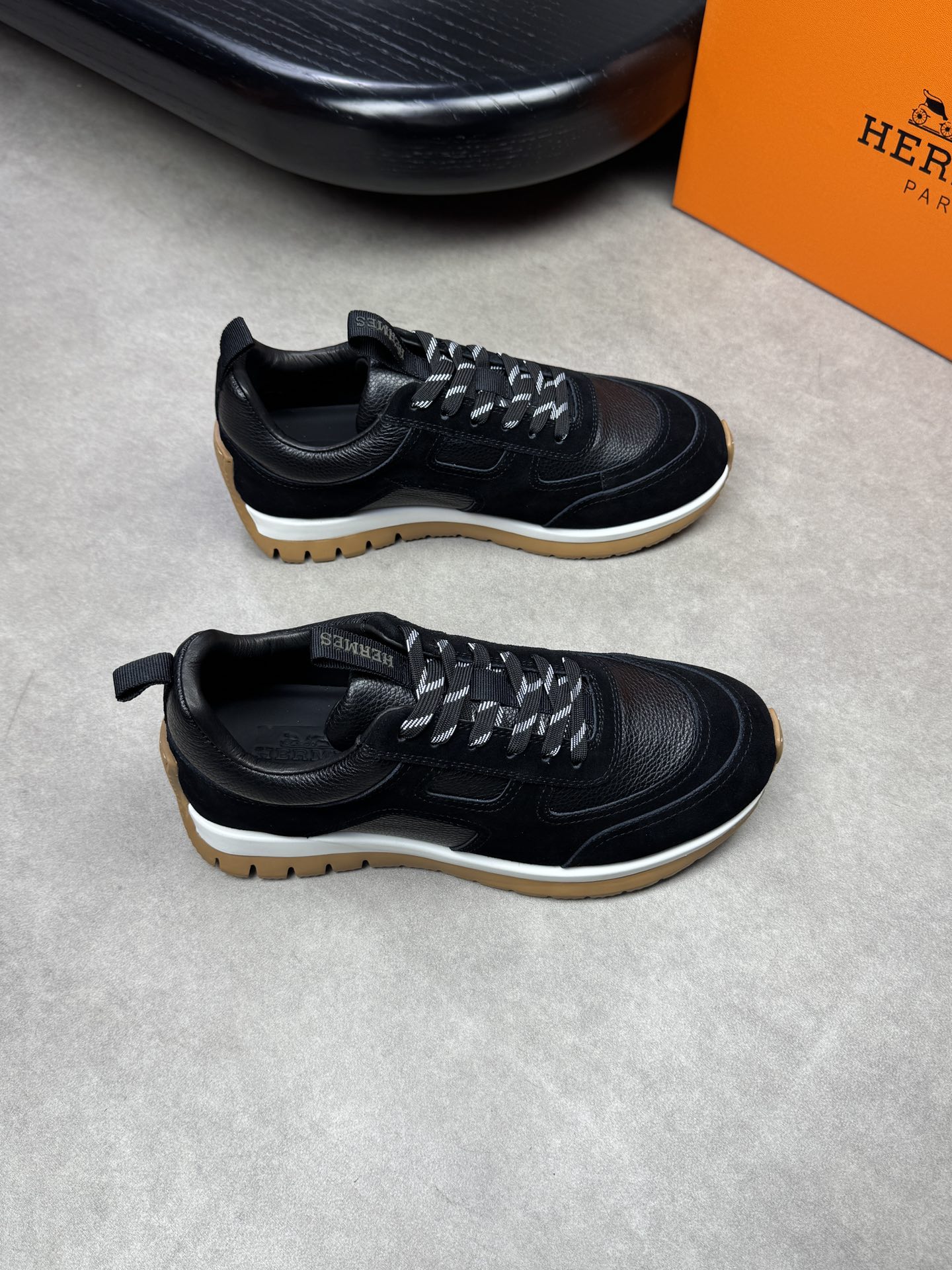 NO:274022,【HERMES】HERMES - High-end quality Original single casual sports shoes - upper lying calfskin, reverse velvet calfskin, shoe body forged H totem, tongue webbing injection molding brand logo - inner brand canvas, foot pads; water dyed cowhide - outsole ultra-light TPU foam; two-color molded sole - ultra-high quality control·fine workmanship highlighted (high-end, noble, grade) -Size 38-44 (45, custom made)·H0372,, hermes, hermes, sneakers, cowhide19860909【 HERMES】爱马仕 -高端品质 原单休闲运动鞋 -鞋面荔纹小牛皮、反绒小牛皮、鞋身锻造H图腾、鞋舌织带注塑品牌logo -内里品牌帆布,垫脚；水染牛皮 -大底超轻TPU发泡；双色成型大底 -超高品控·做工精细凸显(高端·贵气·档次) -Size 38-44（45,可订做)·H0372,,hermes,hermes,sneakers,cowhide,Men's shoes