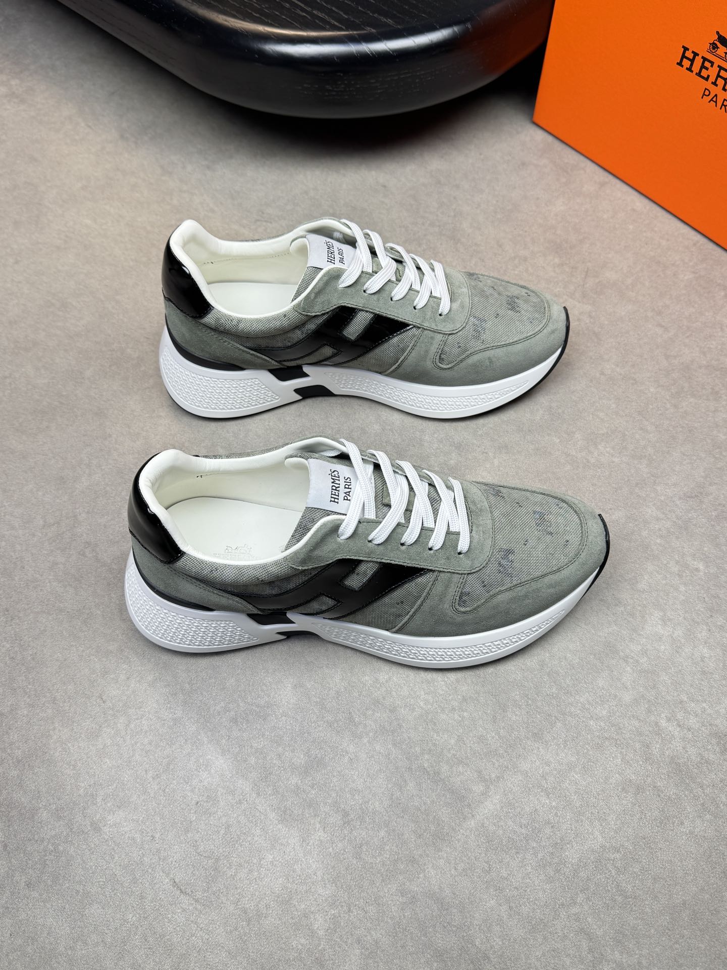 NO:274024,【HERMES】HERMES - High-end quality Original single casual sports shoes - upper lying calfskin, brand totem high mercerized canvas, shoe body stitching H totem, shoe tongue brand logo cloth - inner water dyed cowhide - outsole ultralight TPU foaming·rubber; two-color molded sole - ultra high quality control·fine workmanship highlighted (high-end·noble·grade) -Size 39-44 (38,45, custom made)·H0118,,hermes,hermes,sneakers,cowhide19860909【 HERMES】爱马仕 -高端品质 原单休闲运动鞋 -鞋面荔纹小牛皮、品牌图腾高丝光帆布、鞋身车缝H图腾、鞋舌品牌logo布标 -内里水染牛皮 -大底超轻TPU发泡·橡胶；双色成型大底 -超高品控·做工精细凸显(高端·贵气·档次) -Size 39-44（38,45,可订做)·H0118,,hermes,hermes,sneakers,cowhide,Men's shoes