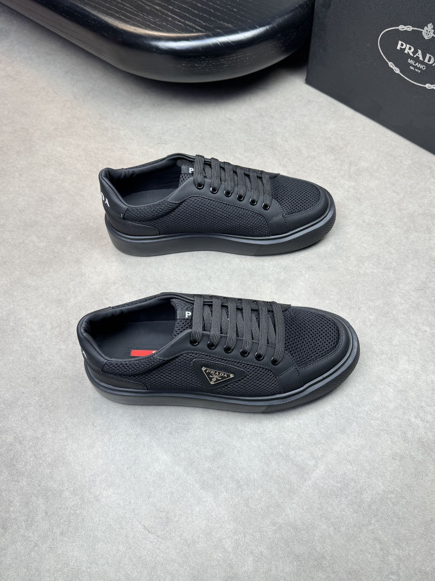 NO:274194,【PRADA】Prada - High-end quality Original single casual sneakers - Upper original Napa calfskin, brand hollow mesh cloth, shoe body sewing brand metal fastener, heel high Zhoubo brand logo - inner water dye cowhide - outsole original TPU foam; molded outsole - ultra-high quality control · fine workmanship highlighted (high-end · noble · grade) -Size 39-44 (38, 45, custom made) ·PR0112,,prada,prada,sneakers,cowhide19860909【PRADA】普拉达 -高端品质 原单休闲运动鞋 -鞋面原版纳帕小牛皮、品牌镂空网布、鞋身车缝品牌金属扣件、后跟高周波品牌logo -内里水染牛皮 -大底原版TPU发泡；成型大底 -超高品控·做工精细凸显(高端·贵气·档次) -Size 39-44（38,45,可订做)·PR0112,,prada,prada,sneakers,cowhide,Men's shoes