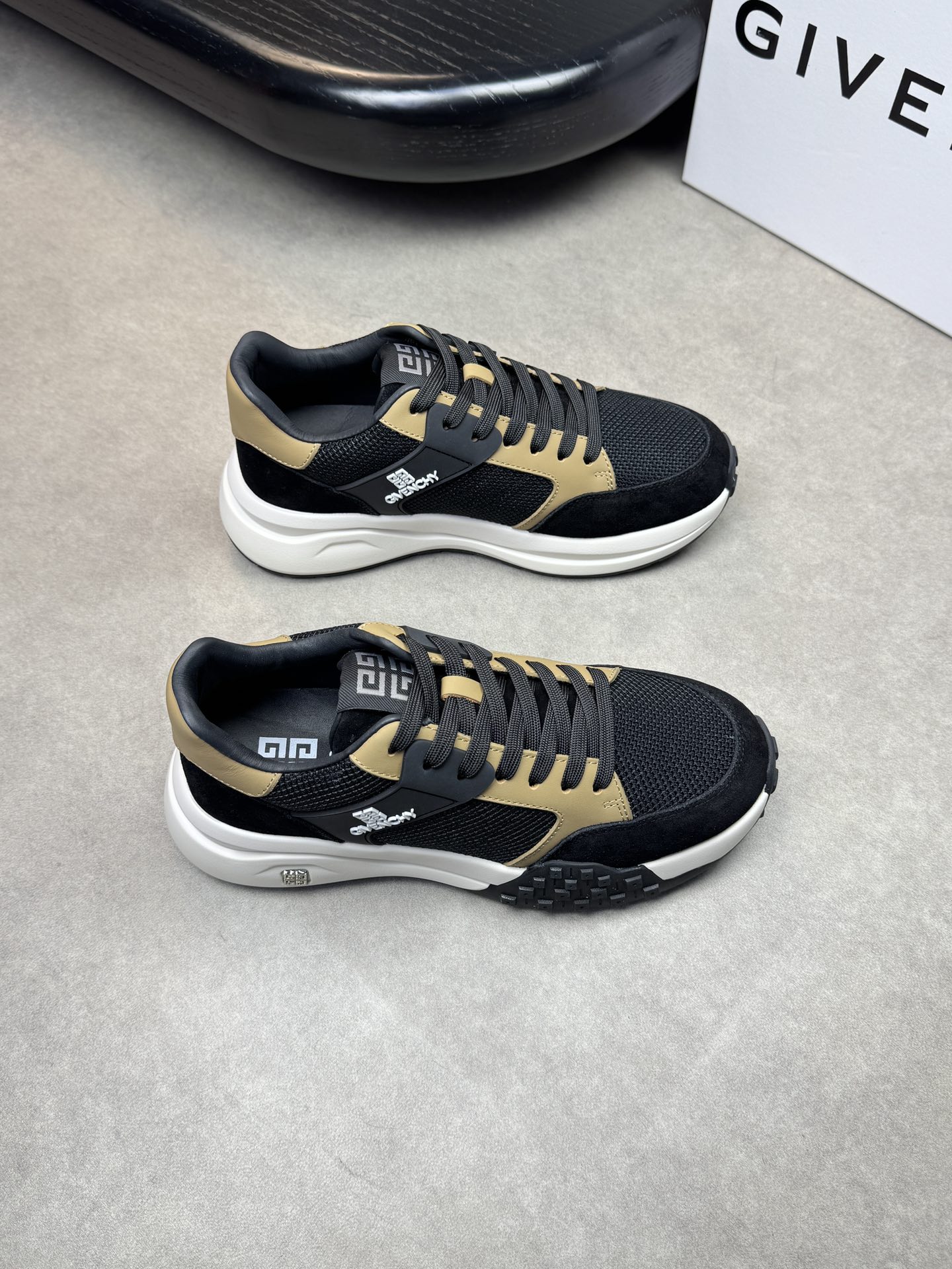 NO:274197,【GIVENCHY】Givenchy - High-end quality Original single casual sneakers - Upper; Napa calfskin, reverse velvet calfskin, brand high mercerized mesh, shoe body sewing plastic brand logo module - Inner water dyed cowhide - Outsole ultra-light TPU foam. Rubber; Two-color molded outsole - Ultra-high quality control·fine workmanship highlighting (high-end, noble, grade) -Size 39-44 (38,45, custom made)·G3258,, givennchy, given, sneakers, cowhide19860909【GIVENCHY】纪梵希 -高端品质 原单休闲运动鞋 -鞋面；纳帕小牛皮、反绒小牛皮、品牌高丝光网布、鞋身车缝塑胶品牌Logo模块 -内里水染牛皮 -大底超轻TPU发泡.橡胶; 双色成型大底 -超高品控·做工精细凸显 (高端·贵气·档次) -Size 39-44（38,45,可订做)·G3258,,givenchy,givenchy,sneakers,cowhide,Men's shoes