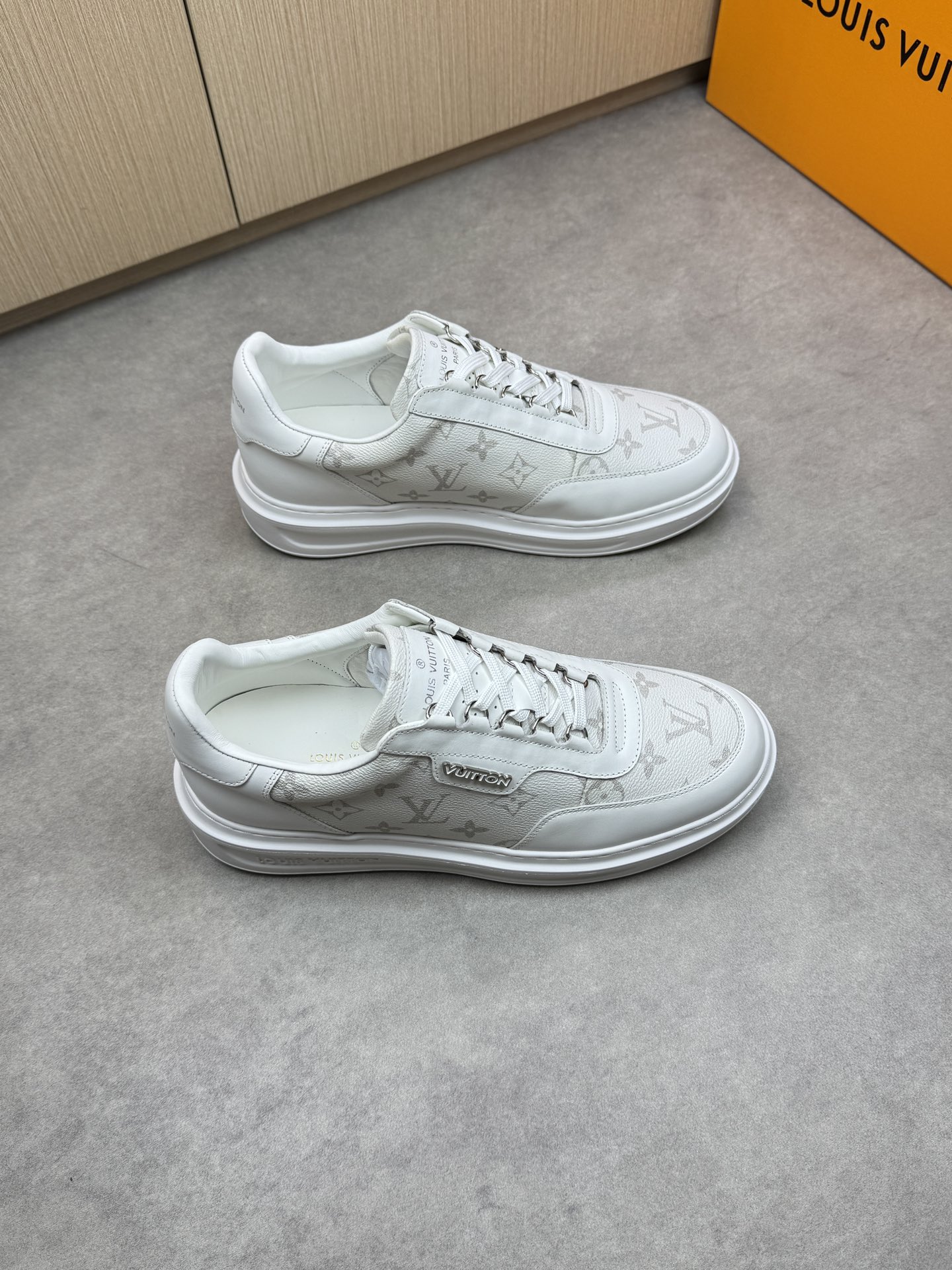 NO:274199,【Louis Vuitton】Louis Vuitton - High-end quality Original single casual sneakers - Upper Napa calfskin, brand totem PVC, shoe body brand metal fastener, tongue and heel; Silk-print brand logo - Inner water dye cowhide - Outsole ultra-light TPU. Foaming; Formed outsole - Ultra-high quality control · Fine workmanship highlighted (high-end · noble · grade) -Size 38-44 (45, custom made)·L0117,,louis vuitton,louis vuitton,sneakers,cowhide19860909【Louis Vuitton】路易威登 -高端品质 原单休闲运动鞋 -鞋面纳帕小牛皮、品牌图腾PVC、鞋身品牌金属扣件、鞋舌.后跟；丝印品牌Logo -内里水染牛皮 -大底超轻TPU.发泡; 成型大底 -超高品控·做工精细凸显(高端·贵气·档次) -Size 38-44（45,可订做)·L0117,,louis vuitton,louis vuitton,sneakers,cowhide,Men's shoes