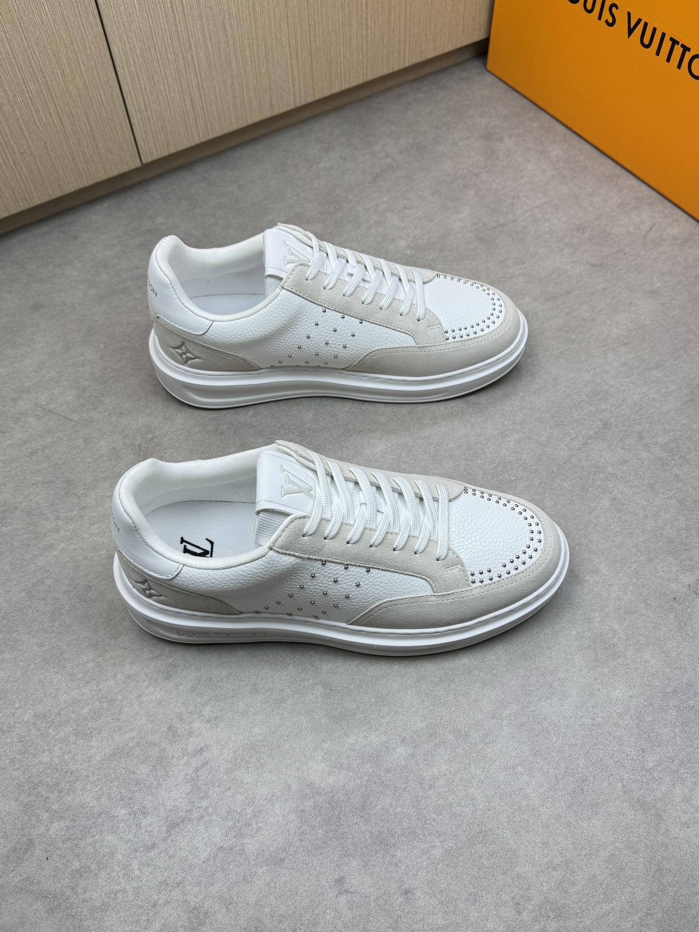 NO:274203,【Louis Vuitton】Louis Vuitton - High-end quality Original single casual sneakers - Upper lychew calfskin, reverse velvet calfskin, pure handmade stud craftsmanship, tongue and heel; Silk-printed brand logo - Inner brand canvas - Outsole ultra-light TPU. Foaming; Forming outsole - Ultra-high quality control · Fine workmanship highlight (high-end · Noble · Grade) -Size 38-44 (45, custom made)·L0117,,louis vuitton,louis vuitton,sneakers,cowhide19860909【Louis Vuitton】路易威登 -高端品质 原单休闲运动鞋 -鞋面荔纹小牛皮、反绒小牛皮、鞋身纯手工镶钉工艺、鞋舌.后跟；丝印品牌Logo -内里品牌帆布 -大底超轻TPU.发泡; 成型大底 -超高品控·做工精细凸显(高端·贵气·档次) -Size 38-44（45,可订做)·L0117,,louis vuitton,louis vuitton,sneakers,cowhide,Men's shoes