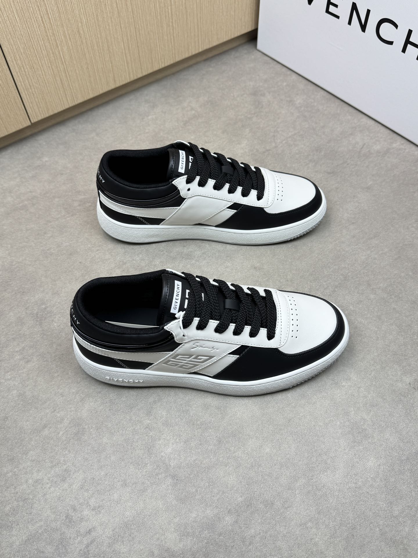 NO:274206,【GIVENCHY】Givenchy - High-end quality Original single - Upper; Napa calf leather, shoe body. Heel; Silk-printed high Zhoubo brand logo - Neili brand network canvas, foot pads; Water-dyed cowhide - Ultra-light TPR·rubber; Two-color molded outsole - Ultra-high quality control·fine workmanship highlighted (high-end, noble, grade) -Size 39-44 (38,45, custom made)·G0137,, given, given,cowhide,19860909【GIVENCHY】纪梵希 -高端品质 原单 -鞋面；纳帕小牛皮、鞋身.后跟；丝印高周波品牌logo -内里品牌网帆布,垫脚；水染牛皮 -大底超轻TPR·橡胶; 双色成型大底 -超高品控·做工精细凸显(高端·贵气·档次) -Size 39-44（38,45,可订做)·G0137,,givenchy,givenchy,cowhide,Men's shoes