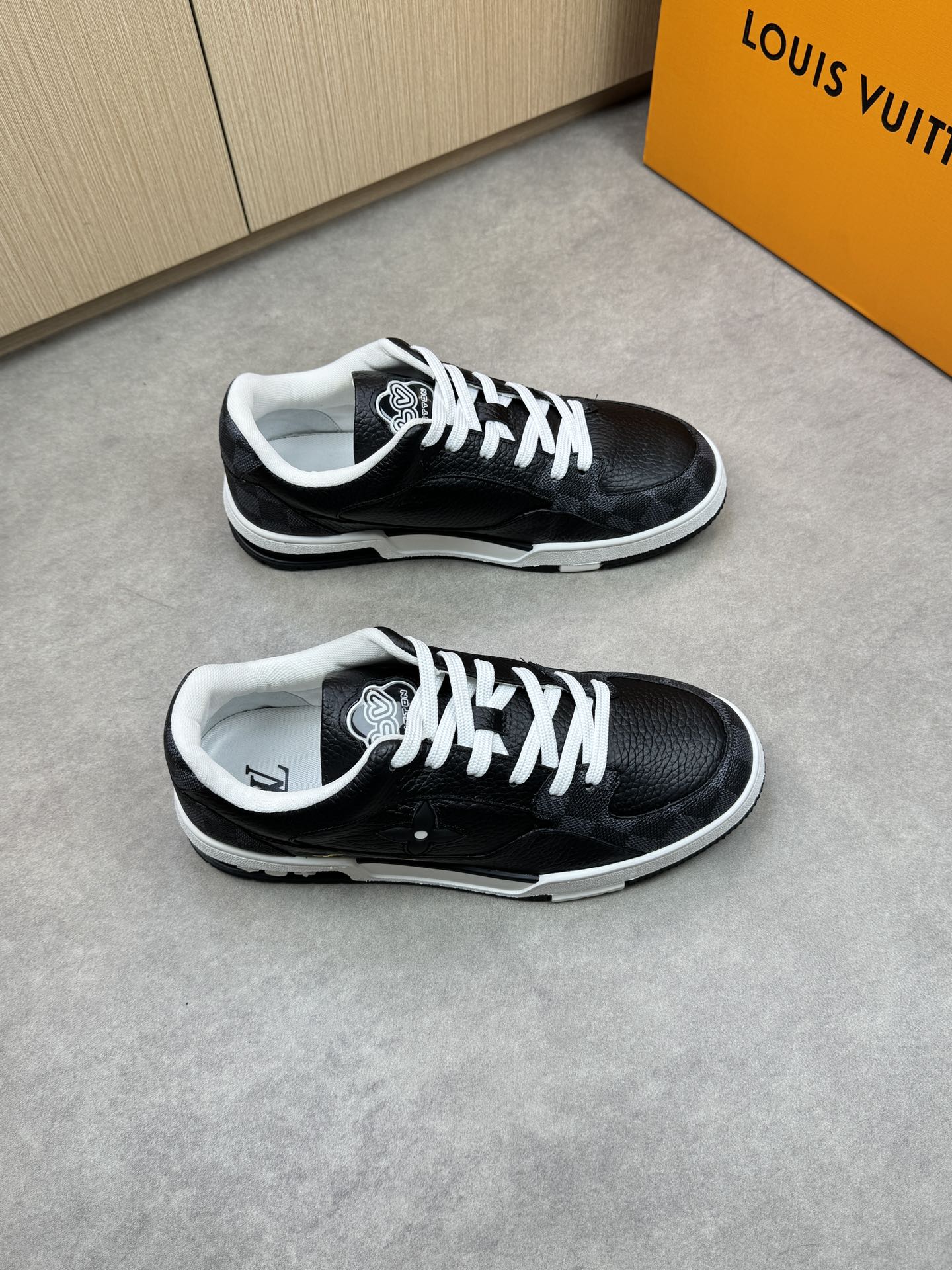 NO:274275,【Louis Vuitton】Louis Vuitton - High-end quality Original single casual sneakers - Upper original lyre pattern calfskin, brand totem PVC leather, shoe body. Tongue; sewing brand plastic module - Neil brand canvas - Outsole ultra-light TPR. Rubber·Dual-color molded outsole - Ultra-high quality control·fine workmanship highlighting (high-end·noble·grade) -Size 39-44 (38,45, custom made)·L3258,,louis vuitton,louis vuitton,sneakers,cowhide19860909【Louis Vuitton】路易威登 -高端品质 原单休闲运动鞋 -鞋面原版荔纹小牛皮、品牌图腾PVC皮料、鞋身.鞋舌；车缝品牌塑胶模块 -内里品牌帆布 -大底超轻TPR.橡胶·双色成型大底 -超高品控·做工精细凸显(高端·贵气·档次) -Size 39-44（38,45,可订做)·L3258,,louis vuitton,louis vuitton,sneakers,cowhide,Men's shoes