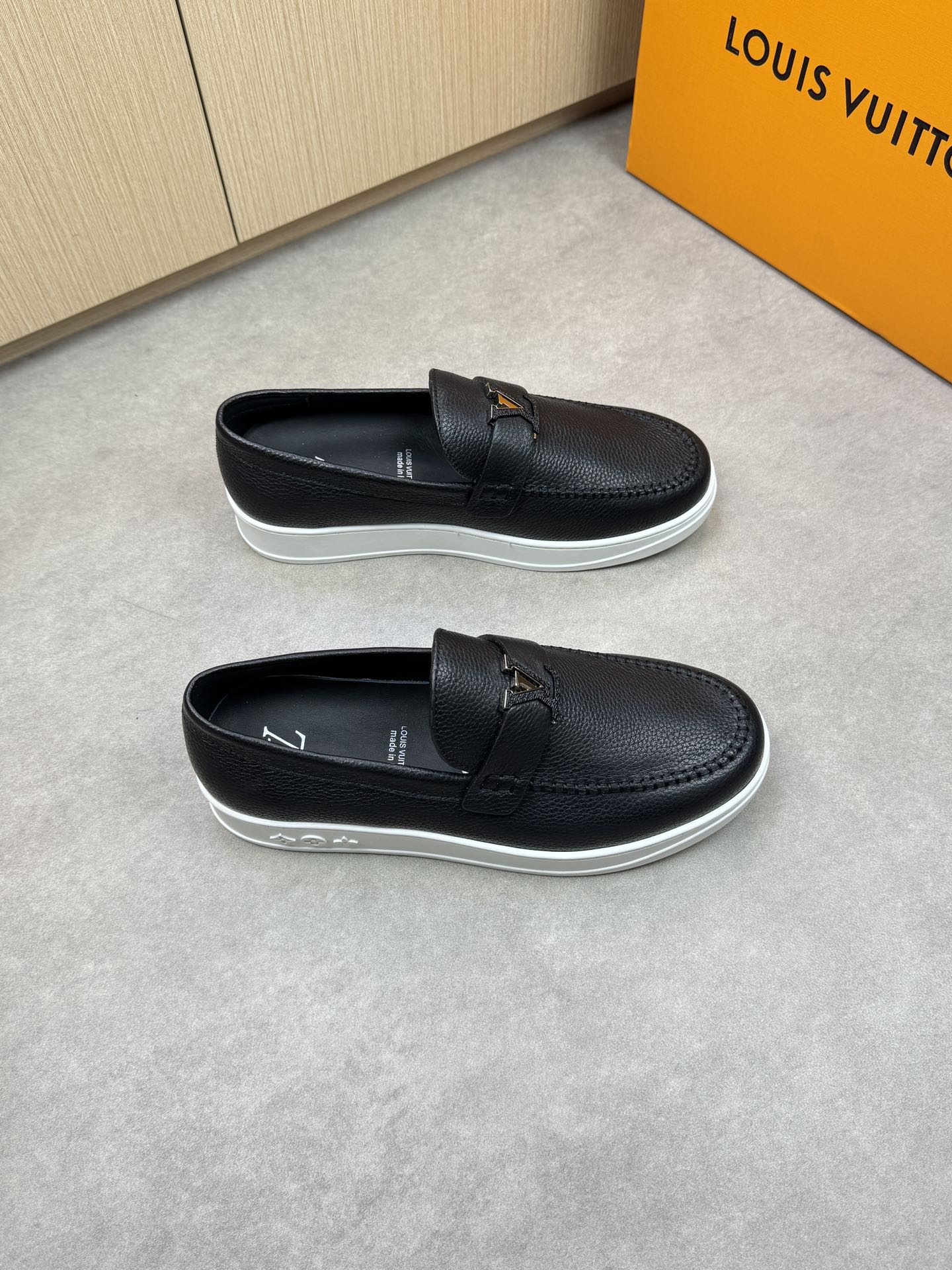 NO:274278,【Louis Vuitton】Louis Vuitton - High-end quality Original single casual sports shoes - original lying pattern calfskin on the upper, brand cross-length metal fastener decoration, shoe Dan hand-stitched string sewing mark thread - inner water dyed cowhide - outsole ultralight TPR·rubber; molded outsole - ultra high quality control·fine workmanship highlighting (high-end, noble, grade) -Size 39-44 (38,45, custom made)·L0225,,louis vuitton,louis vuitton,cowhide19860909【Louis Vuitton】路易威登 -高端品质 原单休闲运动板鞋 -鞋面原版荔纹小牛皮、品牌横担金属扣件装饰、鞋丹手工串缝马克线 -内里水染牛皮 -大底超轻TPR·橡胶；成型大底 -超高品控·做工精细凸显(高端·贵气·档次) -Size 39-44（38,45,可订做)·L0225,,louis vuitton,louis vuitton,cowhide,Men's shoes