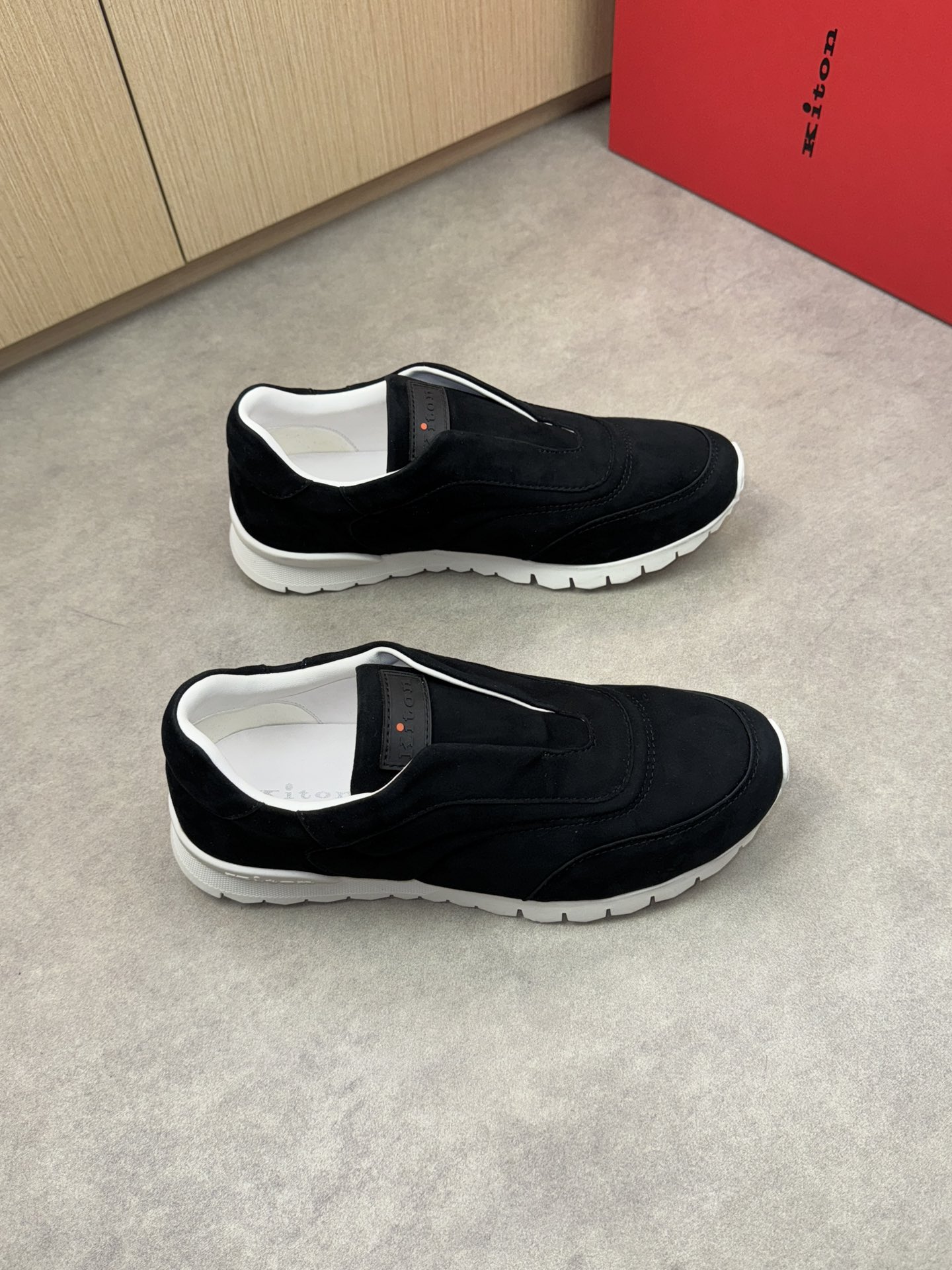 NO:274281,【 Kiton】Chiton - High-end quality Original single casual sneakers - High mercerized reverse velvet sheepskin on the upper, plastic brand logo for the shoe tongue sewing - Water dyed cowhide - Ultra-light TPR rubber for the sole; molded outsole - Ultra-high quality control, fine workmanship highlighted (high-end, noble, grade) -Size 39-44 (38,45, custom made)·3258,,sneakers,cowhide,sheepskin19860909【 Kiton】奇顿 -高端品质 原单休闲运动鞋 -鞋面高丝光反绒羊皮、鞋舌车缝塑胶品牌logo -内里水染牛皮 -大底超轻TPR橡胶；成型大底 -超高品控·做工精细凸显(高端·贵气·档次) -Size 39-44（38,45,可订做)·3258,,sneakers,cowhide,sheepskin,Men's shoes