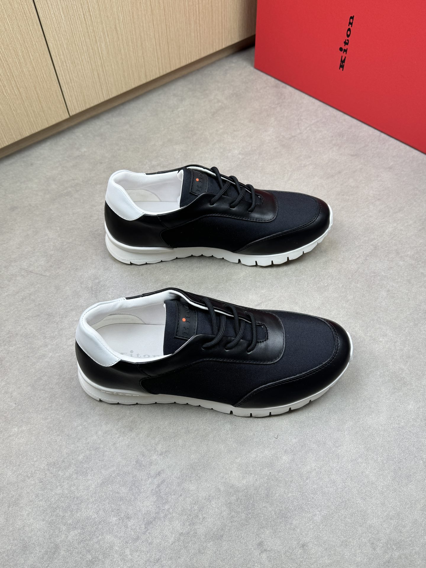 NO:274284,【 Kiton】Chiton - High-end quality Original single casual sneakers - Upper Napa calfskin, brand high mercerized canvas, shoe tongue sewing plastic brand logo - Inner water dyed cowhide - Outsole ultralight TPR rubber; molded outsole - Ultra-high quality control · fine workmanship highlighted (high-end, noble, grade) -Size 39-44 (38,45, custom made)·3258,,sneakers,cowhide19860909【 Kiton】奇顿 -高端品质 原单休闲运动鞋 -鞋面纳帕小牛皮、品牌高丝光帆布、鞋舌车缝塑胶品牌logo -内里水染牛皮 -大底超轻TPR橡胶；成型大底 -超高品控·做工精细凸显(高端·贵气·档次) -Size 39-44（38,45,可订做)·3258,,sneakers,cowhide,Men's shoes