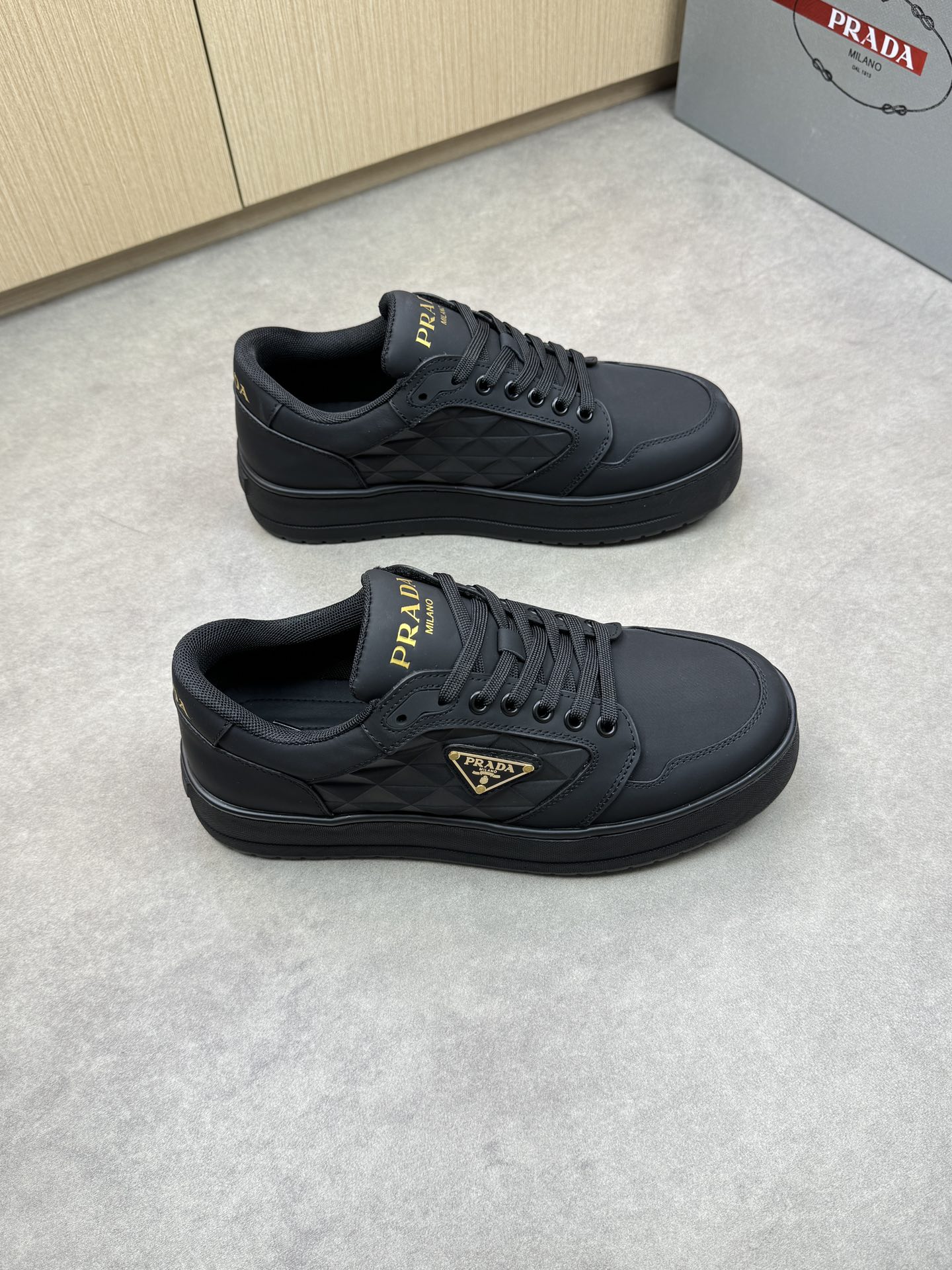 NO:274265,【PRADA】Prada - High-end quality Original single casual sneakers - Upper original silk calfskin, brand totem mesh, shoe body sewing brand metal fastener, shoe tongue silk screen high Zhoubo brand logo - Neil brand canvas, foot pads; water dyed cowhide - Outsole original TPU foam; molded outsole - Ultra-high quality control · fine workmanship highlighting (high-end · noble · grade) -Size 39-44 (38, 45, custom made) ·PR0107,,prada,prada,sneakers,cowhide19860909【PRADA】普拉达 -高端品质 原单休闲运动鞋 -鞋面原版丝绸小牛皮、品牌图腾网布、鞋身车缝品牌金属扣件、鞋舌丝印高周波品牌logo -内里品牌帆布,垫脚；水染牛皮 -大底原版TPU发泡；成型大底 -超高品控·做工精细凸显(高端·贵气·档次) -Size 39-44（38,45,可订做)·PR0107,,prada,prada,sneakers,cowhide,Men's shoes