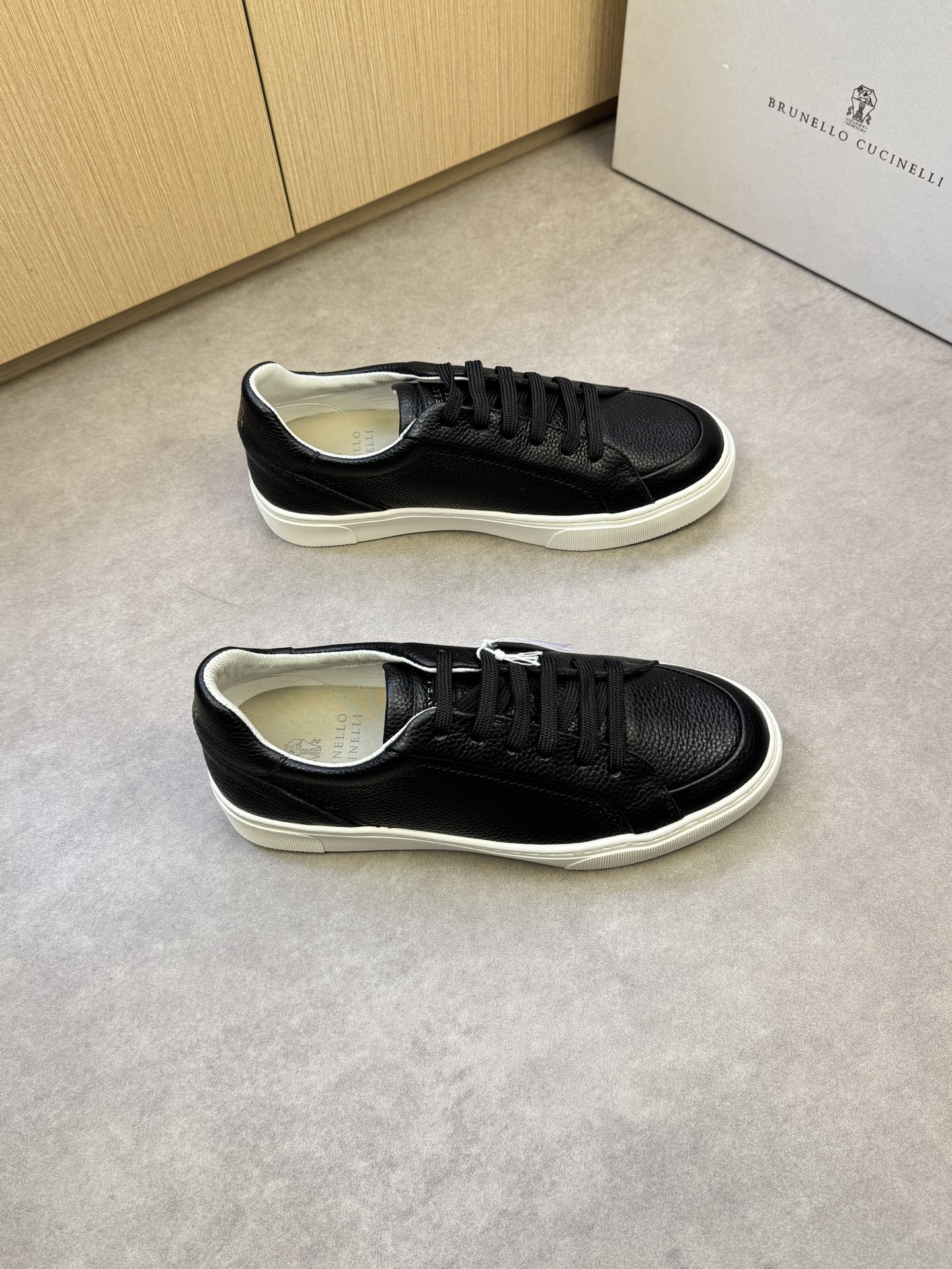 NO:274375,【Brunello Cucinelli】Brunello Cucinelli - High-end quality Original single casual sports shoes - Imported upper lyre-patterned calfskin, tongue. Heel; Silk-printed high Zhoubo brand logo totem - Inner punched water dyed cowhide, footbed; Brand canvas - Outsole ultra-light TPR·rubber; molded outsole - Ultra-high quality control·fine workmanship highlight (high-end, noble, grade) -Size 39-44 (38,45, custom made)·BC0039,,brunello cucinelli,cowhide19860909【 Brunello Cucinelli】布鲁内洛·库奇内利  -高端品质 原单休闲运动板鞋 -鞋面进口荔纹小牛皮、鞋舌.后跟；丝印高周波品牌Logo图腾 -内里打孔水染牛皮,垫脚；品牌帆布 -大底超轻TPR·橡胶；成型大底 -超高品控·做工精细凸显(高端·贵气·档次) -Size 39-44（38,45,可订做)·BC0039,,brunello cucinelli,cowhide,Men's shoes