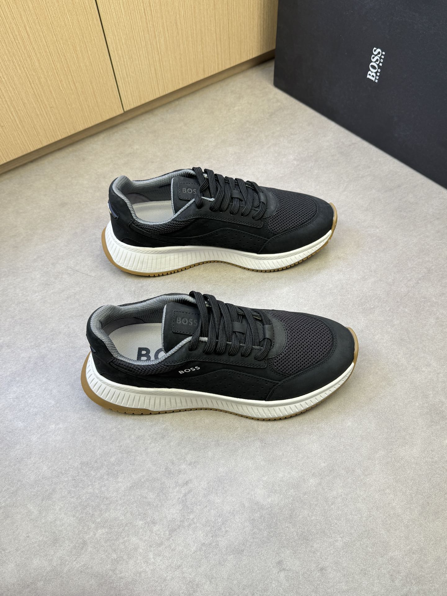 NO:274377,【BOSS】Boss - High-end quality Original single casual sneakers - Upper matte cowhide, brand high mercerized mesh canvas, shoe body silk screen brand logo - Neil brand canvas - Outsole ultralight TPU foamed·rubber; two-color molded outsole - Ultra-high quality control·fine workmanship highlighted (high-end·noble·grade) -Size 39-44 (38,45, custom made)·BS0039,,sneakers,cowhide19860909【BOSS】博思 -高端品质 原单休闲运动鞋 -鞋面磨砂牛皮、品牌高丝光网帆布、鞋身丝印品牌logo -内里品牌帆布 -大底超轻TPU发泡·橡胶；双色成型大底 -超高品控·做工精细凸显(高端·贵气·档次) -Size 39-44（38,45,可订做)·BS0039,,sneakers,cowhide,Men's shoes