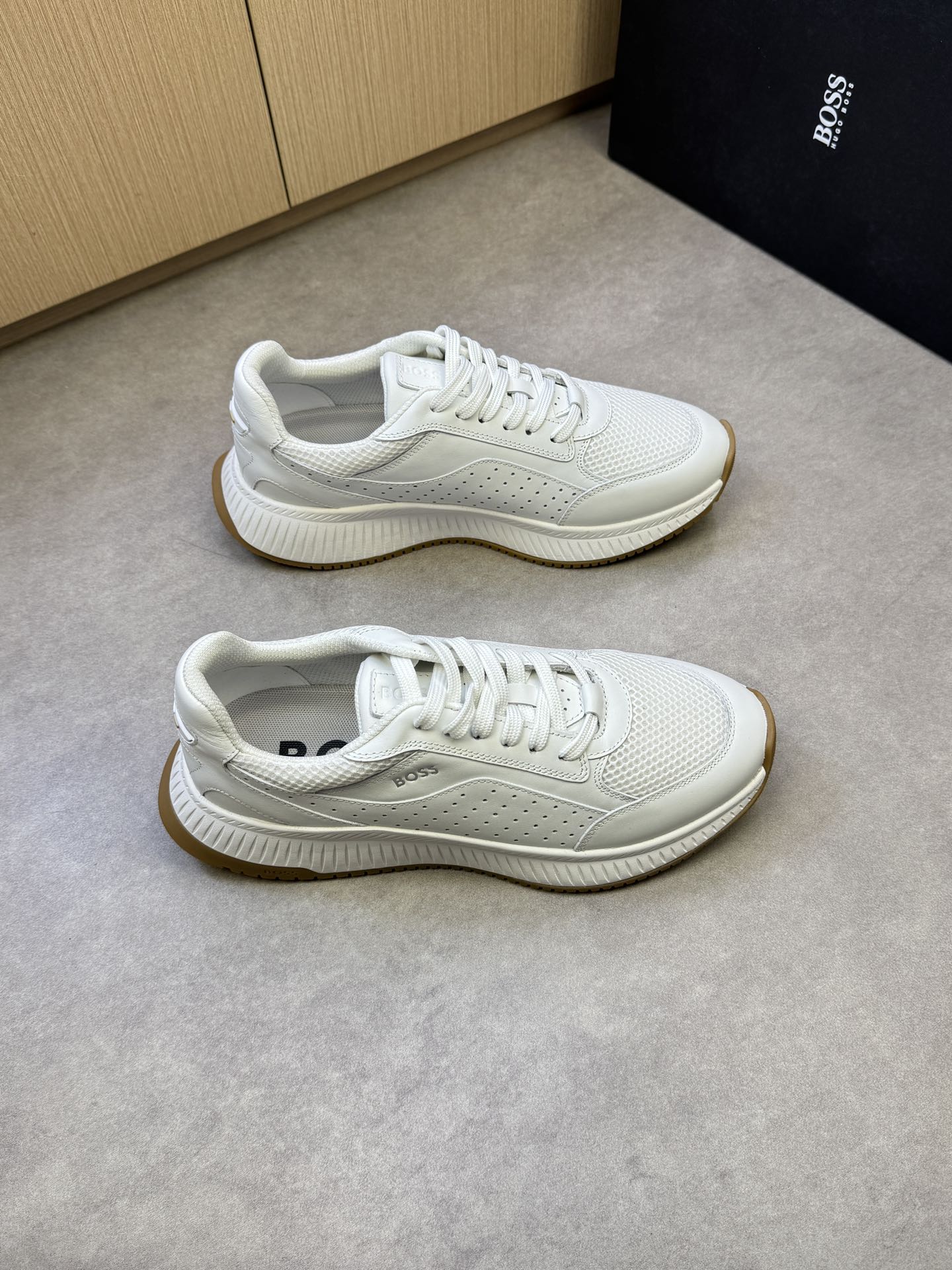 NO:274379,【BOSS】Boss - High-end quality Original single casual sneakers - Upper Napa calfskin, brand high mercerized mesh canvas, shoe body silk screen brand logo - Neil brand canvas - Outsole ultralight TPU foamed·rubber; two-color molded outsole - Ultra-high quality control·fine workmanship highlighted (high-end·noble·grade) -Size 39-44 (38,45, custom made)·BS0039,,sneakers,cowhide19860909【BOSS】博思 -高端品质 原单休闲运动鞋 -鞋面纳帕小牛皮、品牌高丝光网帆布、鞋身丝印品牌logo -内里品牌帆布 -大底超轻TPU发泡·橡胶；双色成型大底 -超高品控·做工精细凸显(高端·贵气·档次) -Size 39-44（38,45,可订做)·BS0039,,sneakers,cowhide,Men's shoes