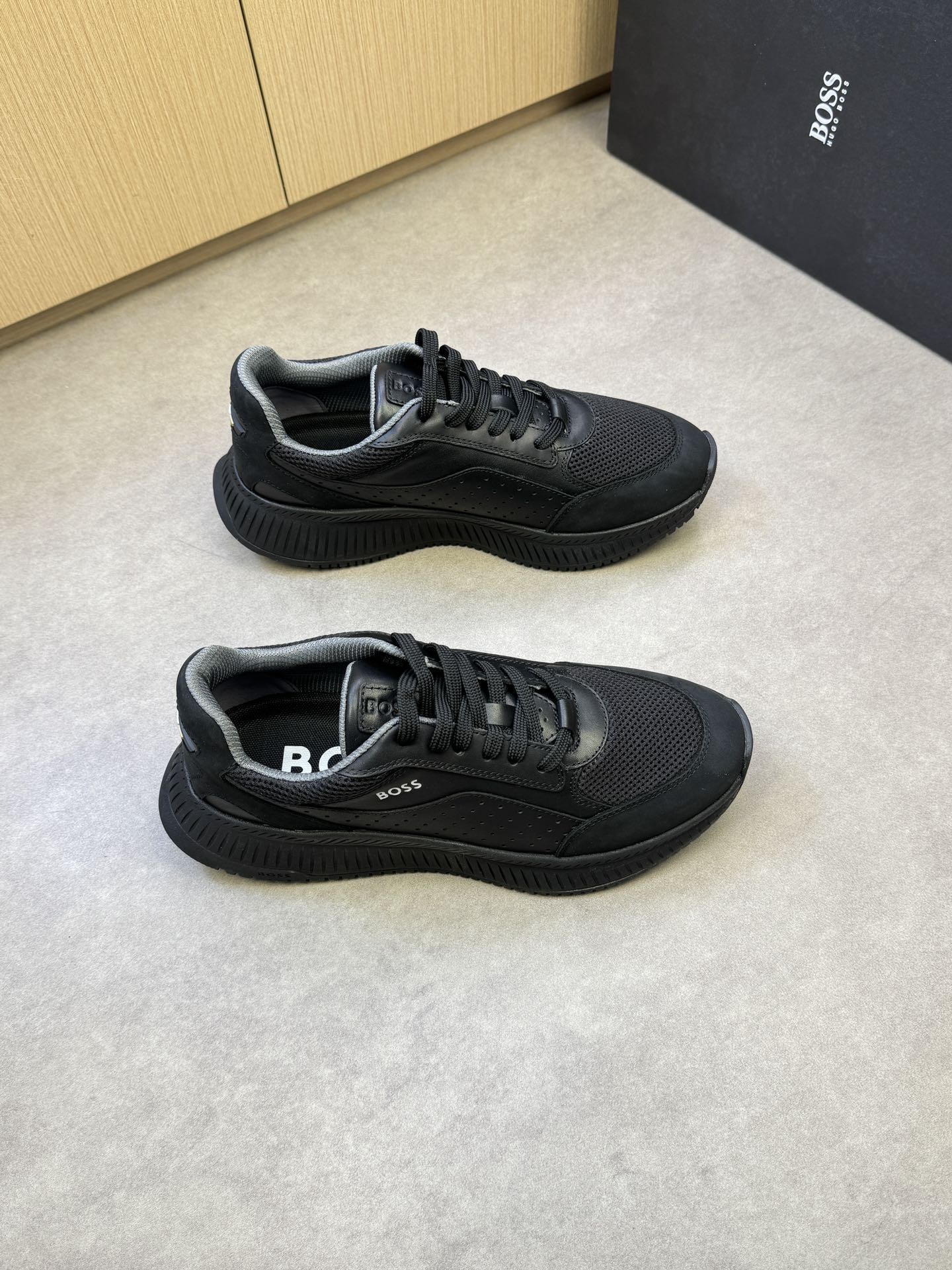 NO:274381,【BOSS】Boss - High-end quality Original single casual sneakers - Upper Napa calfskin, frosted cowhide, brand high mercerized mesh canvas, shoe body silk screen brand logo - Neil brand canvas - Outsole ultralight TPU foaming·rubber; two-color molded outsole - Ultra-high quality control·fine workmanship highlighted (high-end·noble·grade) -Size 39-44 (38,45, custom made)·BS0039,,sneakers,cowhide19860909【BOSS】博思 -高端品质 原单休闲运动鞋 -鞋面纳帕小牛皮、磨砂牛皮、品牌高丝光网帆布、鞋身丝印品牌logo -内里品牌帆布 -大底超轻TPU发泡·橡胶；双色成型大底 -超高品控·做工精细凸显(高端·贵气·档次) -Size 39-44（38,45,可订做)·BS0039,,sneakers,cowhide,Men's shoes