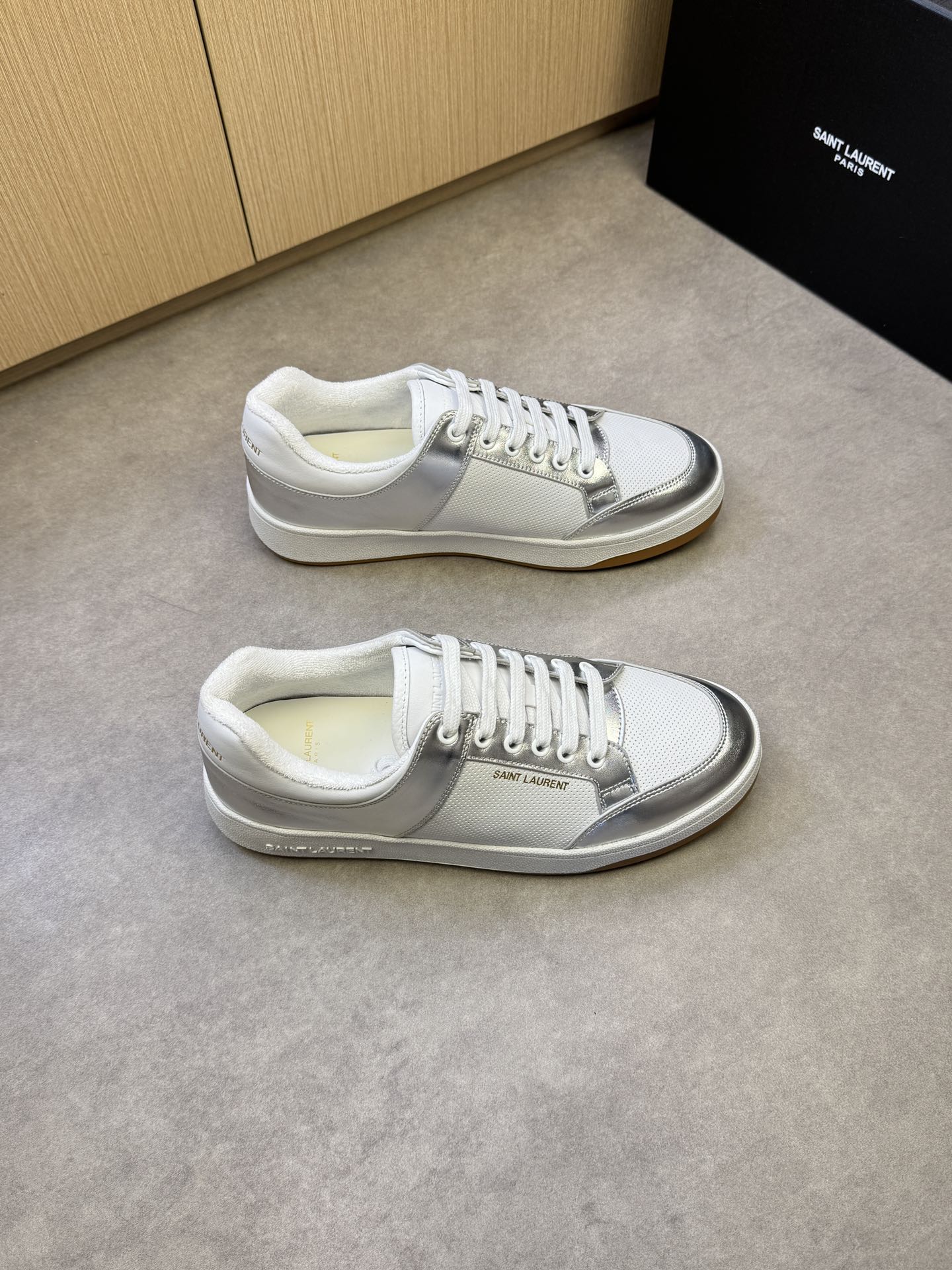 NO:274383,【SAINT LAURENT】Saint Laurent - High-end quality Original single casual sports shoes - Upper Napa calfskin punching technology, silver cowhide, shoe body. Heel silk screen brand logo - Inner terry cloth, footbed; water dye cowhide - Outsole ultra-light TPR. Rubber; Two-color molded outsole - Ultra-high quality control·fine workmanship highlights (high-end, noble, grade) -Size 38-44 (45, custom made)·SL0185,,saint laurent,saint laurent,cowhide19860909【SAINT LAURENT】圣罗兰 -高端品质 原单休闲运动板鞋 -鞋面纳帕小牛皮打孔工艺、银色牛皮、鞋身.后跟丝印品牌logo -内里毛巾布里,垫脚；水染牛皮 -大底超轻TPR.橡胶; 双色成型大底 -超高品控·做工精细凸显(高端·贵气·档次) -Size 38-44（45,可订做)·SL0185,,saint laurent,saint laurent,cowhide,Men's shoes