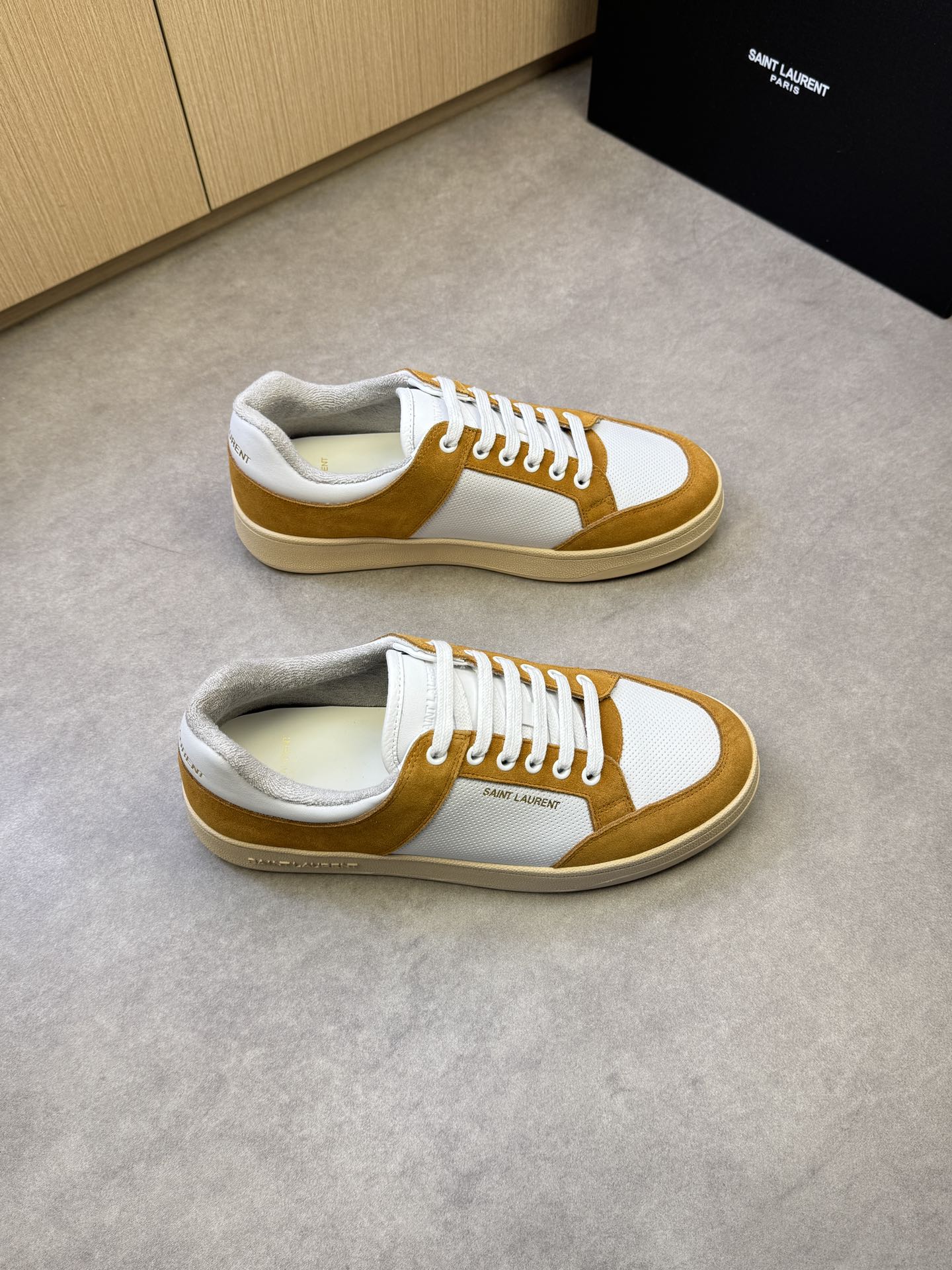 NO:274385,【SAINT LAURENT】Saint Laurent - High-end quality Original single casual sports shoes - Upper Napa calfskin punching technology, reverse velvet cowhide, shoe body. Heel silk screen brand logo - Inner terry cloth, footbed; water dye cowhide - Outsole ultra-light TPR. Rubber; Two-color molded outsole - Ultra-high quality control·fine workmanship highlights (high-end, noble, grade) -Size 38-44 (45, custom made)·SL0185,,saint laurent,saint laurent,cowhide19860909【SAINT LAURENT】圣罗兰 -高端品质 原单休闲运动板鞋 -鞋面纳帕小牛皮打孔工艺、反绒牛皮、鞋身.后跟丝印品牌logo -内里毛巾布里,垫脚；水染牛皮 -大底超轻TPR.橡胶; 双色成型大底 -超高品控·做工精细凸显(高端·贵气·档次) -Size 38-44（45,可订做)·SL0185,,saint laurent,saint laurent,cowhide,Men's shoes