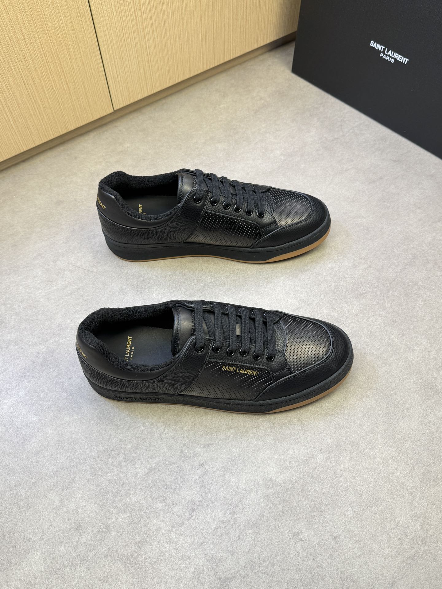 NO:274368,【SAINT LAURENT】Saint Laurent - High-end quality Original single casual sports shoes - Upper Napa calfskin punching, lychew calfskin, shoe body. Heel silk screen brand logo - Inner terry cloth, footbed; water dye cowhide - Ultra-light TPR. Rubber; Two-color molded sole - Ultra-high quality control·fine workmanship highlights (high-end, noble, grade) -Size 38-44 (45, custom made)·SL0185,,saint laurent,saint laurent,cowhide19860909【SAINT LAURENT】圣罗兰 -高端品质 原单休闲运动板鞋 -鞋面纳帕小牛皮打孔工艺、荔纹小牛皮、鞋身.后跟丝印品牌logo -内里毛巾布里,垫脚；水染牛皮 -大底超轻TPR.橡胶; 双色成型大底 -超高品控·做工精细凸显(高端·贵气·档次) -Size 38-44（45,可订做)·SL0185,,saint laurent,saint laurent,cowhide,Men's shoes