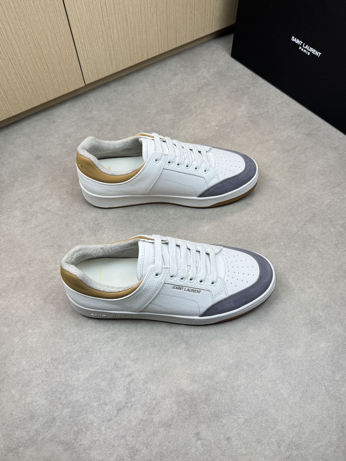 NO:274370,【SAINT LAURENT】Saint Laurent - High-end quality Original single casual sports shoes - Upper Napa calfskin punching technology, lychew calfskin, reverse velvet cowhide, shoe body. Heel silk screen brand logo - inner terry cloth, footbed; water dye cowhide - outsole ultra-light TPR. Rubber; Two-color molded outsole - ultra-high quality control·fine workmanship highlight (high-end, noble, grade) -Size 38-44 (45, custom made)·SL0185,,saint laurent,saint laurent,cowhide19860909【SAINT LAURENT】圣罗兰 -高端品质 原单休闲运动板鞋 -鞋面纳帕小牛皮打孔工艺、荔纹小牛皮、反绒牛皮、鞋身.后跟丝印品牌logo -内里毛巾布里,垫脚；水染牛皮 -大底超轻TPR.橡胶; 双色成型大底 -超高品控·做工精细凸显(高端·贵气·档次) -Size 38-44（45,可订做)·SL0185,,saint laurent,saint laurent,cowhide,Men's shoes