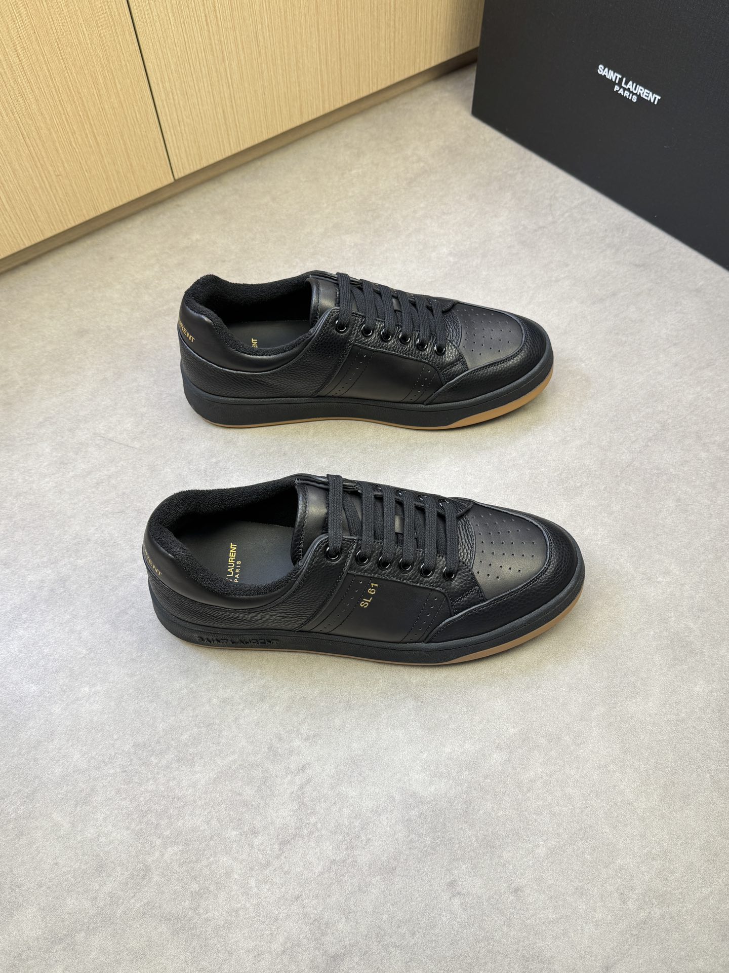 NO:274372,【SAINT LAURENT】Saint Laurent - High-end quality Original single casual sports shoes - Upper Napa calfskin punching, lychew calfskin, shoe body. Heel silk screen brand logo - Inner terry cloth, footbed; water dye cowhide - Ultra-light TPR. Rubber; Two-color molded sole - Ultra-high quality control·fine workmanship highlights (high-end, noble, grade) -Size 38-44 (45, custom made)·SL0185,,saint laurent,saint laurent,cowhide19860909【SAINT LAURENT】圣罗兰 -高端品质 原单休闲运动板鞋 -鞋面纳帕小牛皮打孔工艺、荔纹小牛皮、鞋身.后跟丝印品牌logo -内里毛巾布里,垫脚；水染牛皮 -大底超轻TPR.橡胶; 双色成型大底 -超高品控·做工精细凸显(高端·贵气·档次) -Size 38-44（45,可订做)·SL0185,,saint laurent,saint laurent,cowhide,Men's shoes