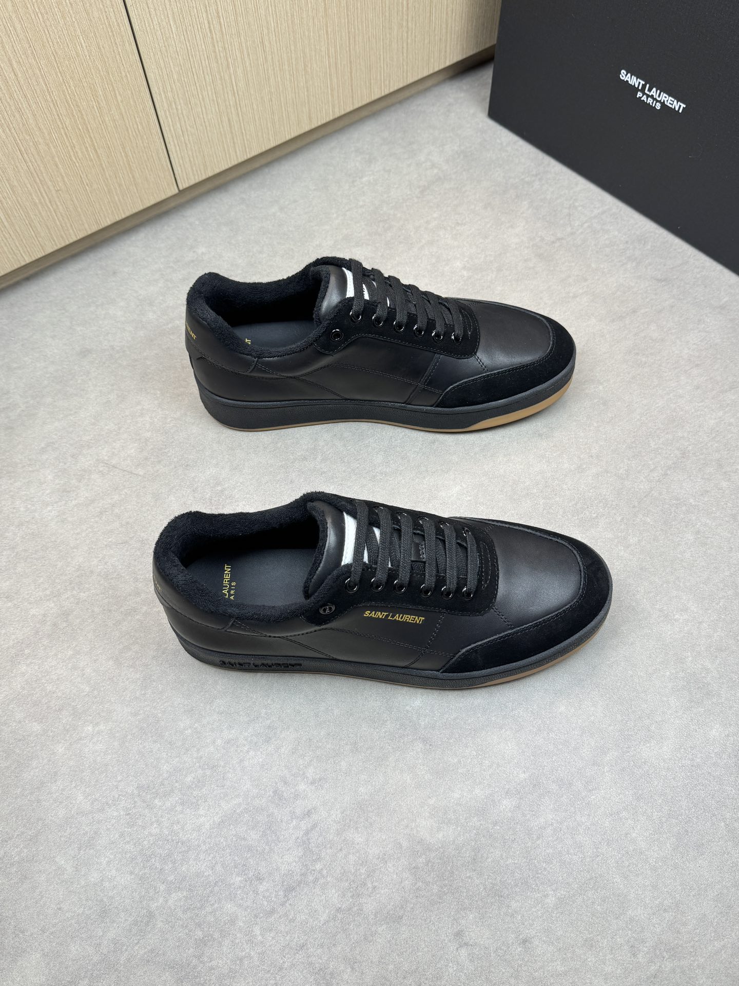 NO:274374,【SAINT LAURENT】Saint Laurent - High-end quality Original single casual sports shoes - Upper Napa calfskin, reverse velvet calfskin, shoe body. Heel silk screen brand logo - Inner terry cloth, footbed; water dye cowhide - Ultra-light TPR. Rubber; Two-color molded outsole - Ultra-high quality control·fine workmanship highlights (high-end, noble, grade) -Size 38-44 (45, custom made)·SL0185,,saint laurent,saint laurent,cowhide19860909【SAINT LAURENT】圣罗兰 -高端品质 原单休闲运动板鞋 -鞋面纳帕小牛皮、反绒小牛皮、鞋身.后跟丝印品牌logo -内里毛巾布里,垫脚；水染牛皮 -大底超轻TPR.橡胶; 双色成型大底 -超高品控·做工精细凸显(高端·贵气·档次) -Size 38-44（45,可订做)·SL0185,,saint laurent,saint laurent,cowhide,Men's shoes