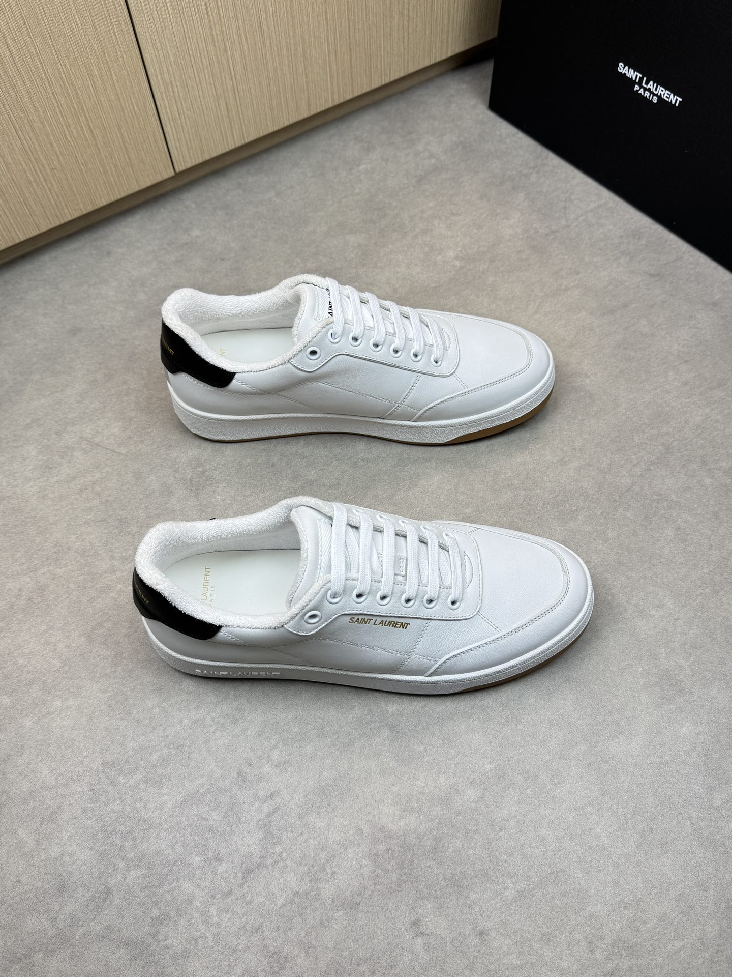 NO:274376,【SAINT LAURENT】Saint Laurent - High-end quality Original single casual sports shoes - Upper Napa calfskin, shoe body. Heel silk-print brand logo - Inner terry cloth, footbed; Water dye cowhide - Ultra-light TPR. Rubber; Two-color molded outsole - Ultra-high quality control·fine workmanship highlights (high-end, noble, grade) -Size 38-44 (45, custom made)·SL0185,,saint laurent,saint laurent,cowhide19860909【SAINT LAURENT】圣罗兰 -高端品质 原单休闲运动板鞋 -鞋面纳帕小牛皮、鞋身.后跟丝印品牌logo -内里毛巾布里,垫脚；水染牛皮 -大底超轻TPR.橡胶; 双色成型大底 -超高品控·做工精细凸显(高端·贵气·档次) -Size 38-44（45,可订做)·SL0185,,saint laurent,saint laurent,cowhide,Men's shoes