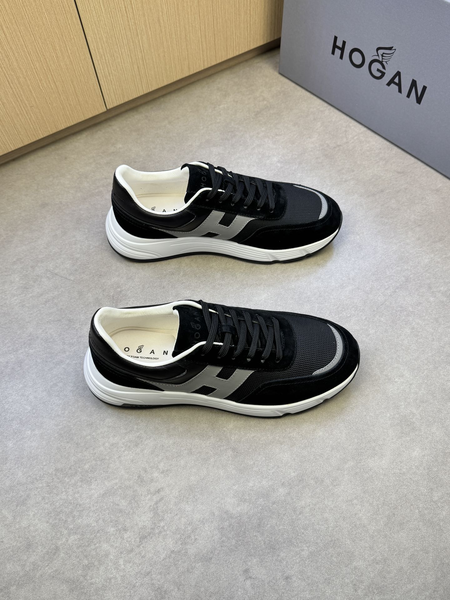 NO:274463,【HOGAN】Hogan - High-end quality Original single casual sneakers - Imported upper Napa calfskin, reverse velvet calfskin, brand high mercerized canvas, shoe body sewing H totem - Inner water dyed cowhide, footbed; brand canvas - Outsole ultralight TPU·rubber; Two-color molded outsole - Ultra-high quality control, fine workmanship. Highlight (high end, noble, grade) -Size 38-44 (45, custom made)·HG0372,,hogan,sneakers,cowhide19860909【HOGAN】霍根 -高端品质 原单休闲运动鞋 -鞋面进口纳帕小牛皮、反绒小牛皮、品牌高丝光帆布、鞋身车缝H图腾 -内里水染牛皮,垫脚；品牌帆布 -大底超轻TPU·橡胶; 双色成型大底 -超高品控·做工精细.凸显(高端·贵气·档次) -Size 38-44（45,可订做)·HG0372,,hogan,sneakers,cowhide,Men's shoes
