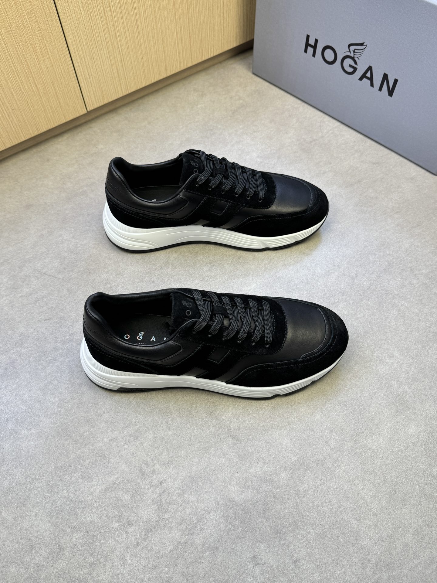 NO:274437,【HOGAN】Hogan - High-end quality Original single casual sneakers - Imported upper Napa calfskin, reverse velvet calfskin, shoe body sewing H totem, shoe tongue air compressor brand logo - Inner water dye cowhide, foot pad; brand canvas - Outsole ultra-light TPU·rubber; Two-color molded sole - Ultra-high quality control, fine workmanship. Highlight (high-end, noble, grade) -Size 38-44 (45, custom made)·HG0372,,hogan,sneakers,cowhide19860909【HOGAN】霍根 -高端品质 原单休闲运动鞋 -鞋面进口纳帕小牛皮、反绒小牛皮、鞋身车缝H图腾、鞋舌空压品牌logo -内里水染牛皮,垫脚；品牌帆布 -大底超轻TPU·橡胶; 双色成型大底 -超高品控·做工精细.凸显(高端·贵气·档次) -Size 38-44（45,可订做)·HG0372,,hogan,sneakers,cowhide,Men's shoes