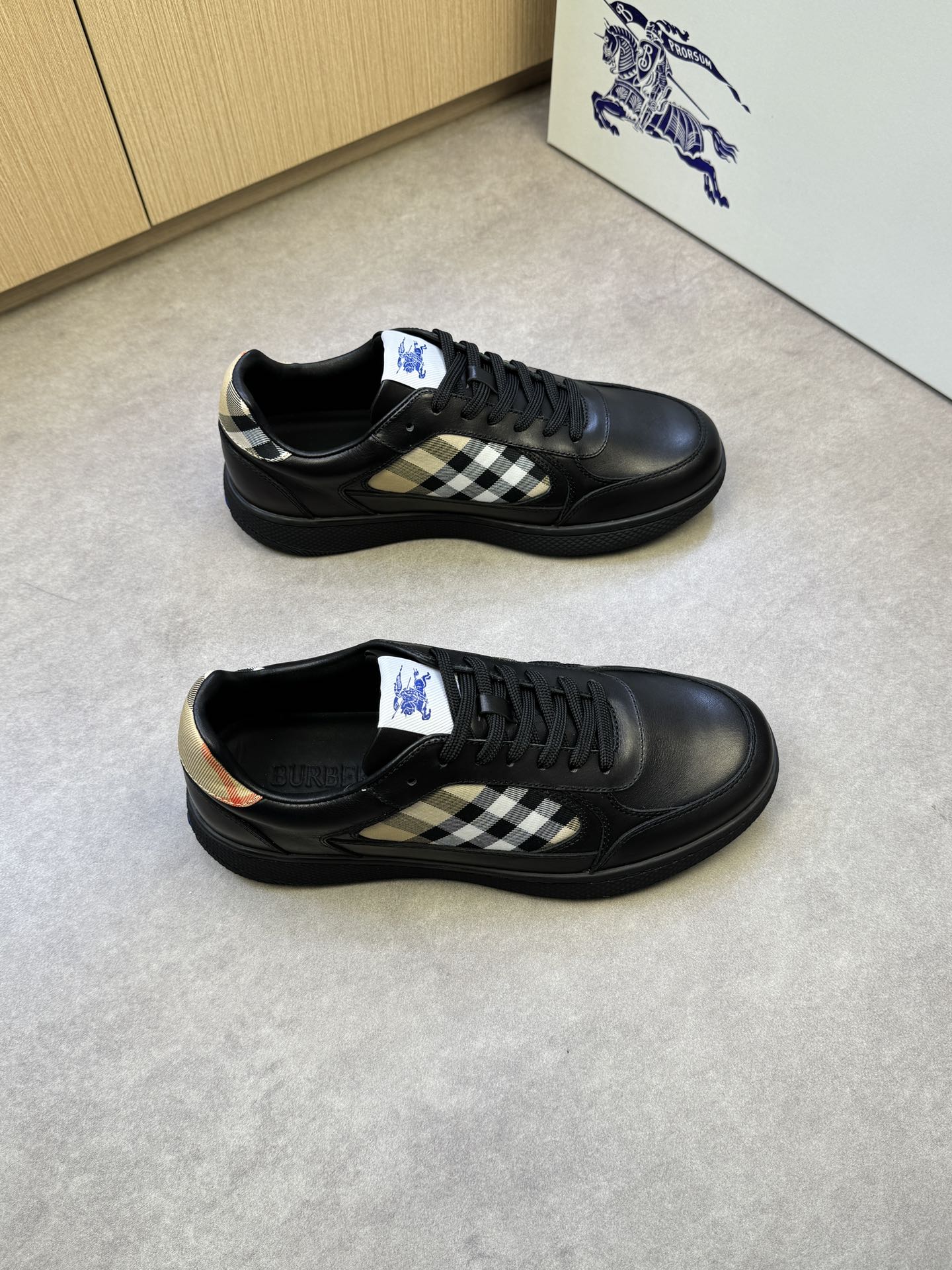 NO:274443,【BURBERRY】Burberry - High-end quality Original single casual sports shoes - Imported upper Napa calfskin, brand totem cloth, shoe tongue brand cloth - Inner water dyed cowhide - Outsole ultra-light TPR rubber; Two-color molded sole - Ultra-high quality control · Fine workmanship highlighted (high-end · noble · grade) -Size 38-44 (men 45, custom made)·BBR0372,,burberry,burberry,cowhide19860909【 BURBERRY】巴宝莉  -高端品质 原单休闲运动板鞋 -鞋面进口纳帕小牛皮、品牌图腾布匹、鞋舌品牌布标 -内里水染牛皮 -大底超轻TPR橡胶; 双色成型大底 -超高品控·做工精细凸显(高端·贵气·档次) -Size 38-44（男45,可订做)·BBR0372,,burberry,burberry,cowhide,Men's shoes