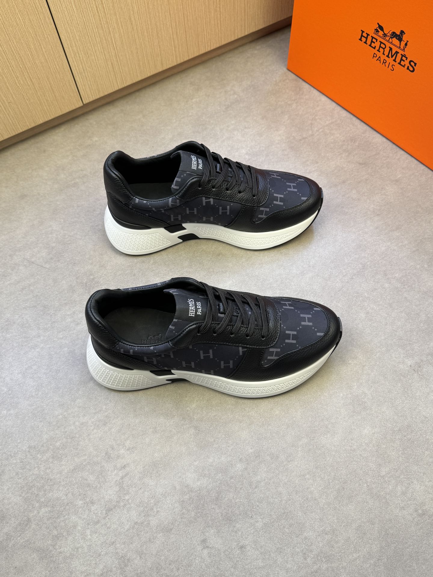 NO:274449,【HERMES】HERMES - High-end quality Original single casual sneakers - upper lying calfskin, brand totem high mercerized canvas, shoe tongue brand logo cloth - inner water dyed cowhide - outsole ultralight TPU foaming·rubber; two-color molded sole - ultra high quality control·fine workmanship highlighted (high-end·noble·grade) -Size 39-44 (38,45, custom made)·H0118,,hermes,hermes,sneakers,cowhide19860909【 HERMES】爱马仕 -高端品质 原单休闲运动鞋 -鞋面荔纹小牛皮、品牌图腾高丝光帆布、鞋舌品牌logo布标 -内里水染牛皮 -大底超轻TPU发泡·橡胶；双色成型大底 -超高品控·做工精细凸显(高端·贵气·档次) -Size 39-44（38,45,可订做)·H0118,,hermes,hermes,sneakers,cowhide,Men's shoes