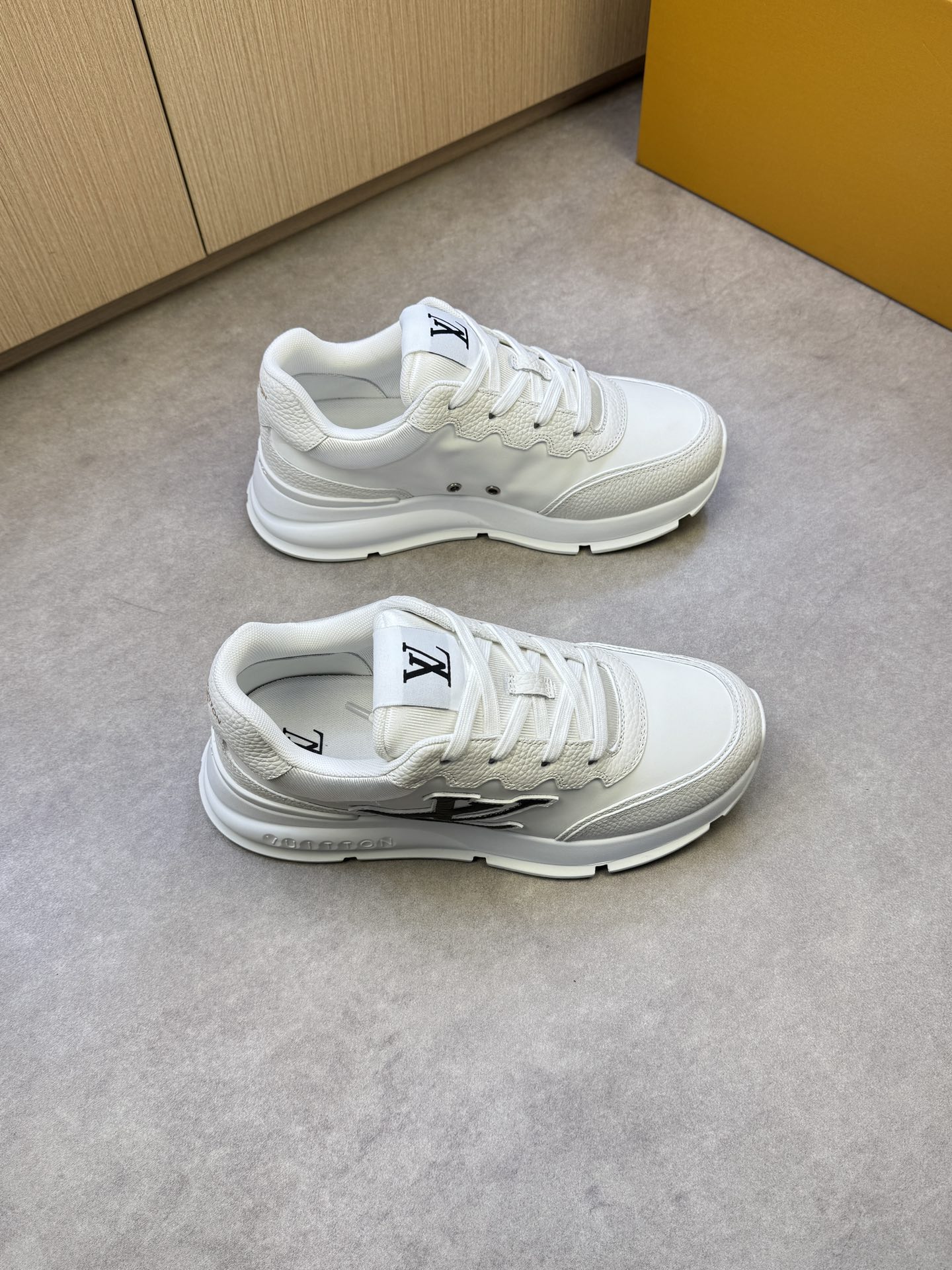 NO:274452,【Louis Vuitton】Louis Vuitton - High-end quality Original single casual sneakers - Upper Napa calfskin punching technology, shoe body sewing brand totem, tongue, cloth, heel. Hot brand logo - Neil brand canvas - Outsole ultra-light TPU. Rubber; Formed outsole - Ultra-high quality control · Fine workmanship highlight (high-end, noble, grade) -Size 39-44 (38,45, custom made)·L0118,,louis vuitton,louis vuitton,sneakers,cowhide19860909【Louis Vuitton】路易威登 -高端品质 原单休闲运动鞋 -鞋面纳帕小牛皮打孔工艺、鞋身车缝品牌图腾、鞋舌.布标、后跟.热切品牌Logo -内里品牌帆布 -大底超轻TPU.橡胶; 成型大底 -超高品控·做工精细凸显(高端·贵气·档次) -Size 39-44（38,45,可订做)·L0118,,louis vuitton,louis vuitton,sneakers,cowhide,Men's shoes