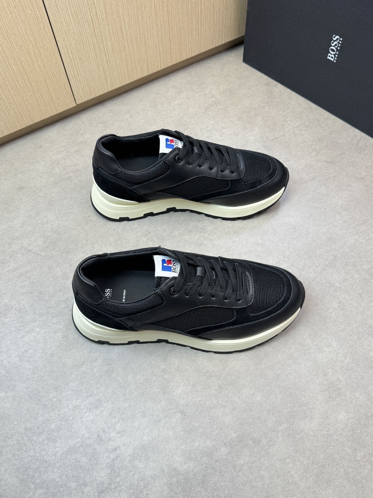 NO:274560,【BOSS】Boss - High-end quality Original single casual sneakers - Upper Napa calfskin, reverse velvet calfskin, high mercerized mesh canvas, shoe body. Heel; Air compressor brand logo - Inner water dyed cowhide - Outsole ultra-light TPU foaming·rubber; Two-color molded outsole - Ultra-high quality control·fine workmanship highlighting (high-end·noble·grade) -Size 39-44 (38,45, custom made)·BS0039,,sneakers,cowhide19860909【BOSS】博思 -高端品质 原单休闲运动鞋 -鞋面纳帕小牛皮、反绒小牛皮、高丝光网帆布、鞋身.后跟；空压品牌logo -内里水染牛皮 -大底超轻TPU发泡·橡胶；双色成型大底 -超高品控·做工精细凸显(高端·贵气·档次) -Size 39-44（38,45,可订做)·BS0039,,sneakers,cowhide,Men's shoes
