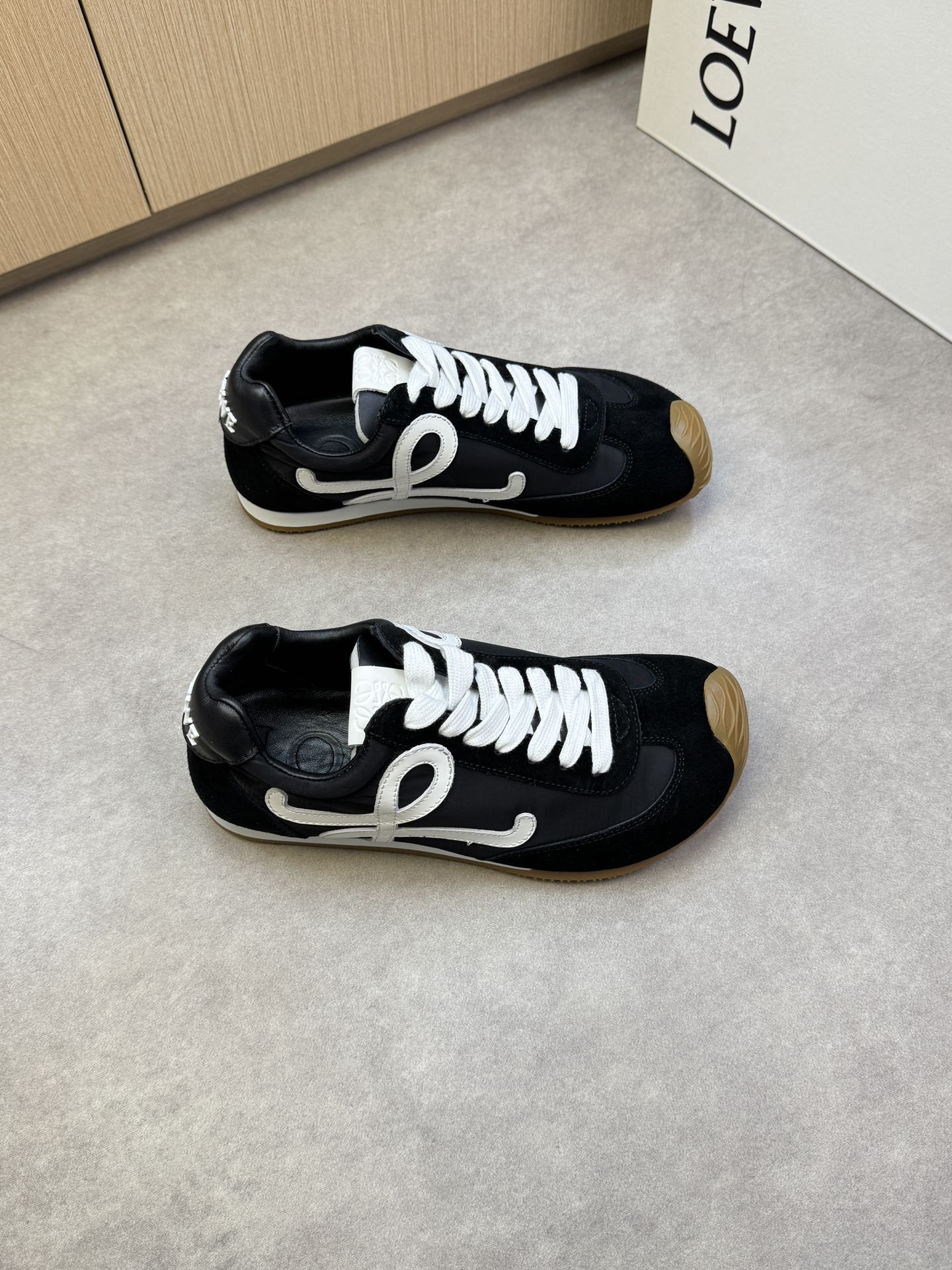 NO:274562,【LOEWE】Luo Yiwei - High-end quality Original single couple casual sneakers - Upper back-fleece calfskin, high mercerized mesh canvas, shoe body sewing air compressor brand totem, heel injection molding brand logo - Inner water dye sheepskin - Outsole ultra-light TPR·rubber; Two-color molded outsole - Ultra-high quality control·fine workmanship highlighting (high-end, noble, grade) -Size Men and women's same style 35-44 (female 40, men 38, 45, can be customized)·LEW0479,,loewe,loewe,sneakers,cowhide,sheepskin19860909【LOEWE】罗意威 -高端品质 原单情侣装休闲运动鞋 -鞋面反绒小牛皮、高丝光网帆布、鞋身车缝空压品牌图腾、后跟注塑品牌logo -内里水染羊皮 -大底超轻TPR·橡胶；双色成型大底 -超高品控·做工精细凸显(高端·贵气·档次) -Size 男女同款35-44（女40,男38,45,可订做)·LEW0479,,loewe,loewe,sneakers,cowhide,sheepskin,Men's shoes