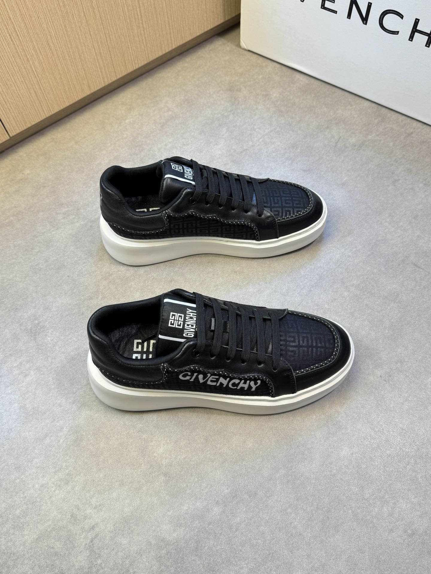 NO:274651,【GIVENCHY】Givenchy - High-end quality Original single casual sneakers - Upper; Napa calfskin, brand canvas silk-print brand logo, shoe body sewing lace edge craft - inner brand canvas, foot pads; water dyed cowhide - ultra-light TPU foaming; molded outsole - ultra-high quality control · fine workmanship highlighting (high-end · noble · grade) -Size 39-44 (38, 45, custom made)·G0126,, given , given , given , sneakers, cowhide19860909【GIVENCHY】纪梵希 -高端品质 原单休闲运动鞋 -鞋面；纳帕小牛皮、品牌帆布丝印品牌logo、鞋身车缝鞋带引边工艺 -内里品牌帆布,垫脚；水染牛皮 -大底超轻TPU发泡; 成型大底 -超高品控·做工精细凸显 (高端·贵气·档次) -Size 39-44（38,45,可订做)·G0126,,givenchy,givenchy,sneakers,cowhide,Men's shoes