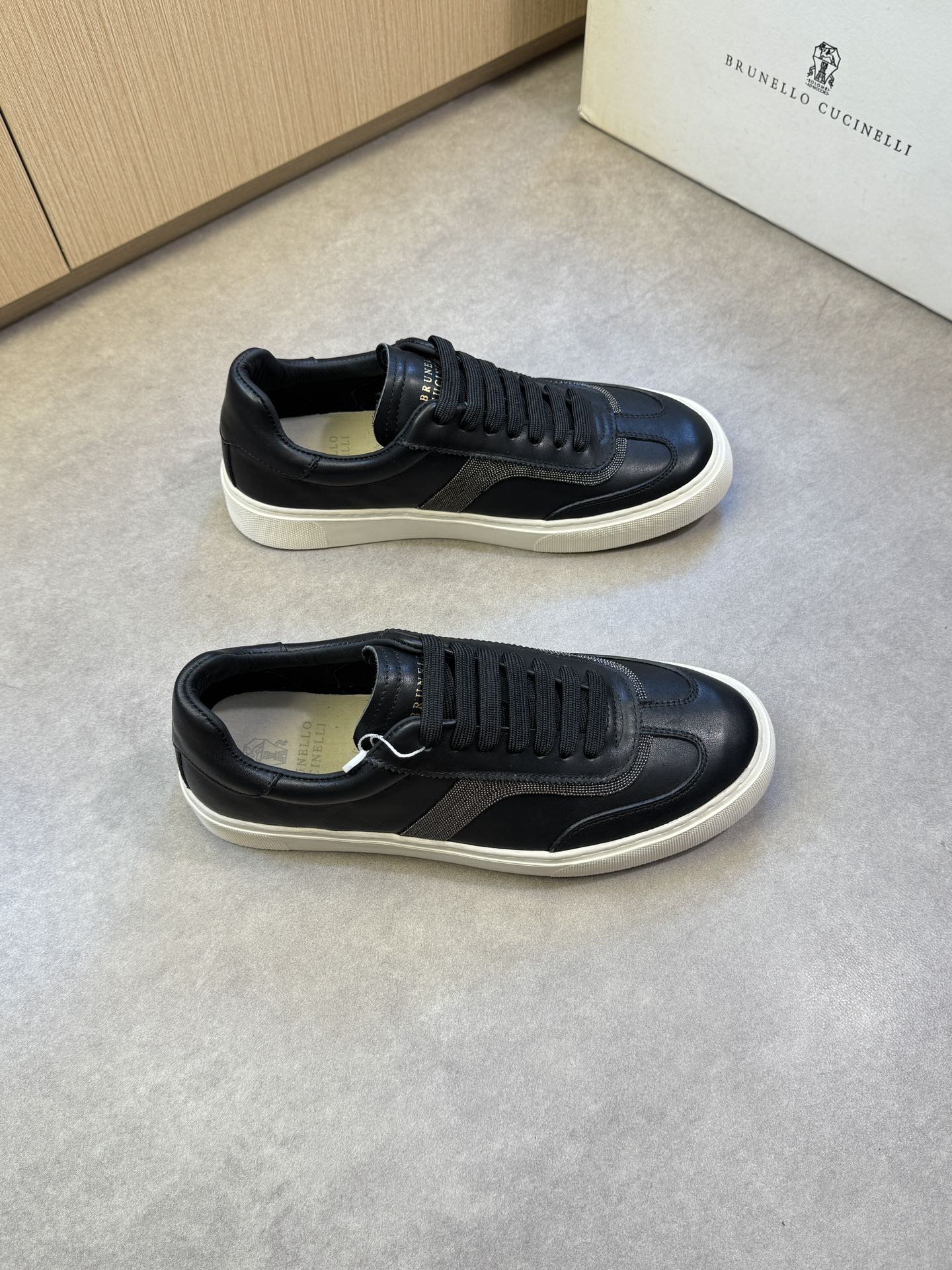 NO:274653,【Brunello Cucinelli】Brunello Cucinelli - High-end quality Original single casual sports shoes - Imported upper Napa calfskin, hand-beaded craftsmanship of the shoe body, and tongue; Silk-printed brand logo - Inner water dyed cowhide - Outsole ultra-light TPR·rubber; molded outsole - Ultra-high quality control·fine workmanship highlights (high-end, noble, grade) -Size 39-44 (38,45, custom made)·BC0126,,brunello cucinelli,cowhide19860909【 Brunello Cucinelli】布鲁内洛·库奇内利 -高端品质 原单休闲运动板鞋 -鞋面进口纳帕小牛皮、鞋身手工串珠工艺、鞋舌；丝印品牌Logo -内里水染牛皮 -大底超轻TPR·橡胶；成型大底 -超高品控·做工精细凸显(高端·贵气·档次) -Size 39-44（38,45,可订做)·BC0126,,brunello cucinelli,cowhide,Men's shoes