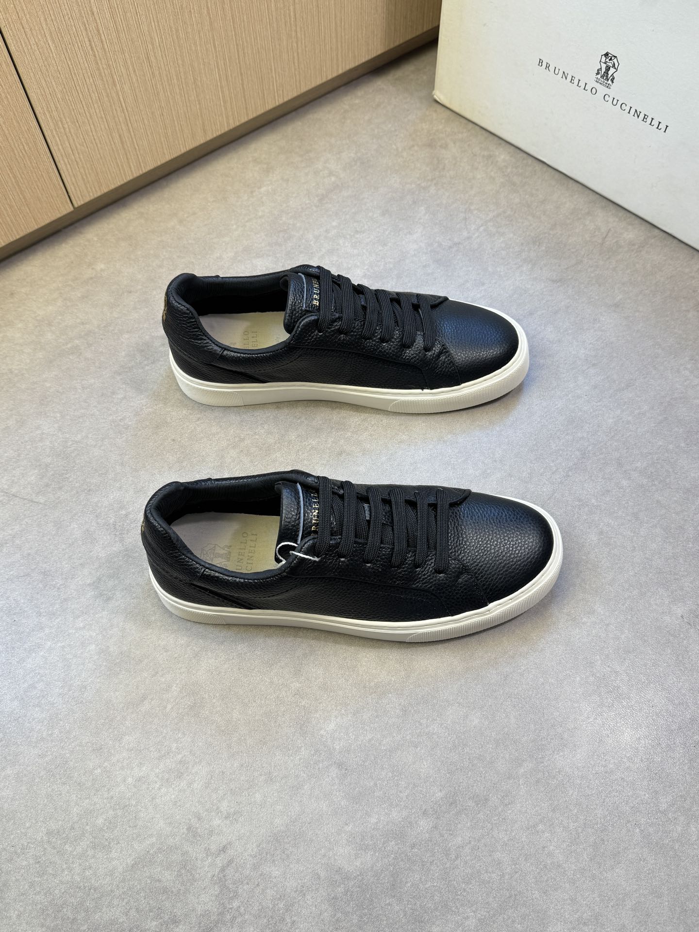 NO:274655,【Brunello Cucinelli】Brunello Cucinelli - High-end quality Original single casual sports shoes - Imported upper lyre-patterned calfskin, shoe ears and car dark lines, tongue and heel; Silk-printed brand logo - Inner water dyed punched cowhide, foot pad; Brand canvas - Outsole ultra-light TPR·rubber; molded sole - Ultra-high quality control·fine workmanship highlight (high-end, noble, grade) -Size 39-44 (38,45, custom made)·BC0126,,brunello cucinelli,cowhide19860909【 Brunello Cucinelli】布鲁内洛·库奇内利 -高端品质 原单休闲运动板鞋 -鞋面进口荔纹小牛皮、鞋耳处车反暗线、鞋舌.后跟；丝印品牌Logo -内里水染打孔牛皮,垫脚；品牌帆布 -大底超轻TPR·橡胶；成型大底 -超高品控·做工精细凸显(高端·贵气·档次) -Size 39-44（38,45,可订做)·BC0126,,brunello cucinelli,cowhide,Men's shoes