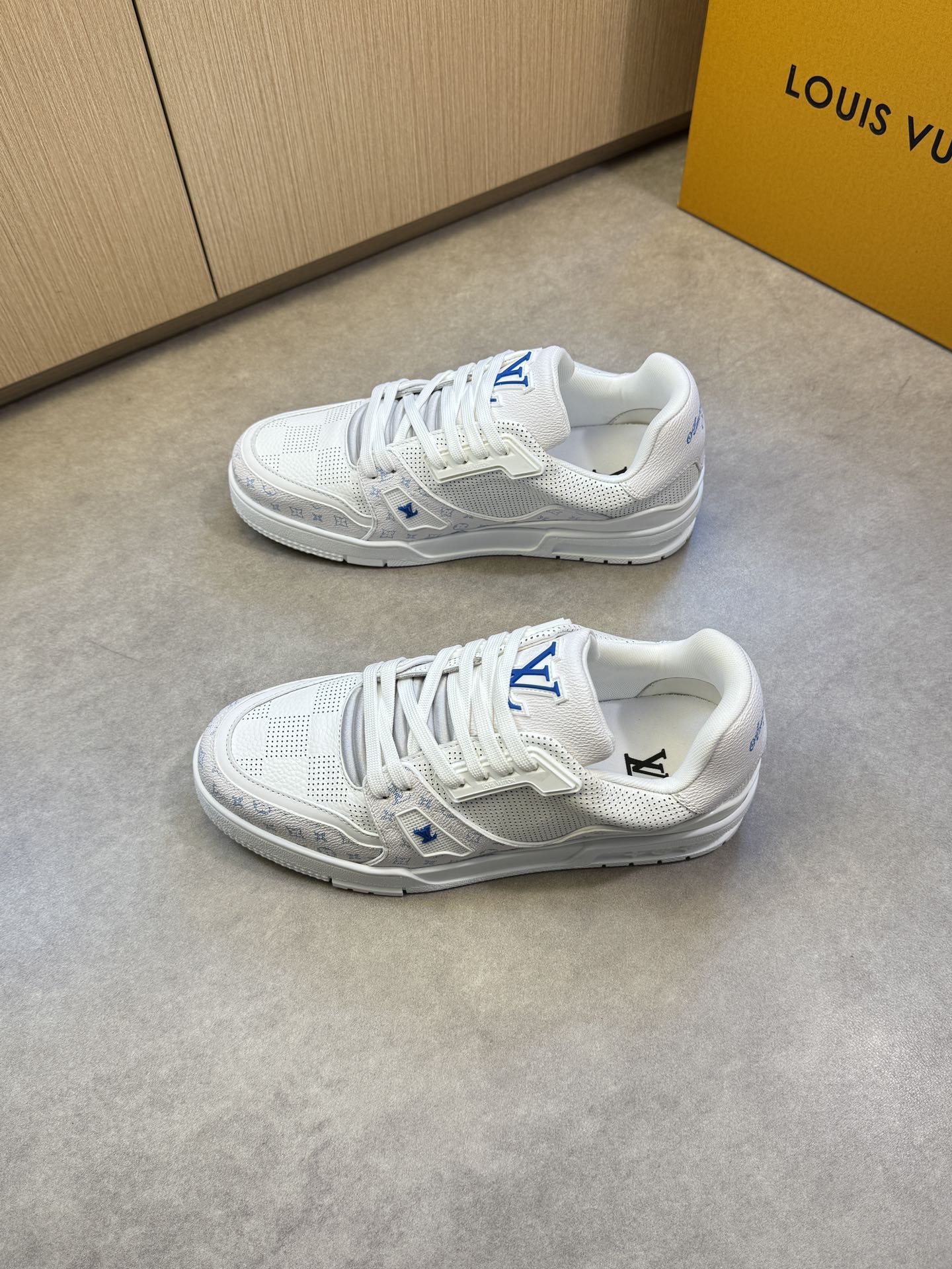 Louis Vuitton White Leather Casual Sneakers,Premium Quality,Sizes 39-44 4 i1742752549 6477 2