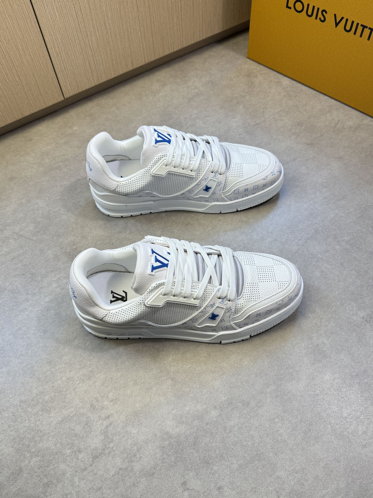 Louis Vuitton White Leather Casual Sneakers,Premium Quality,Sizes 39-44 2 i1742752549 8991 0