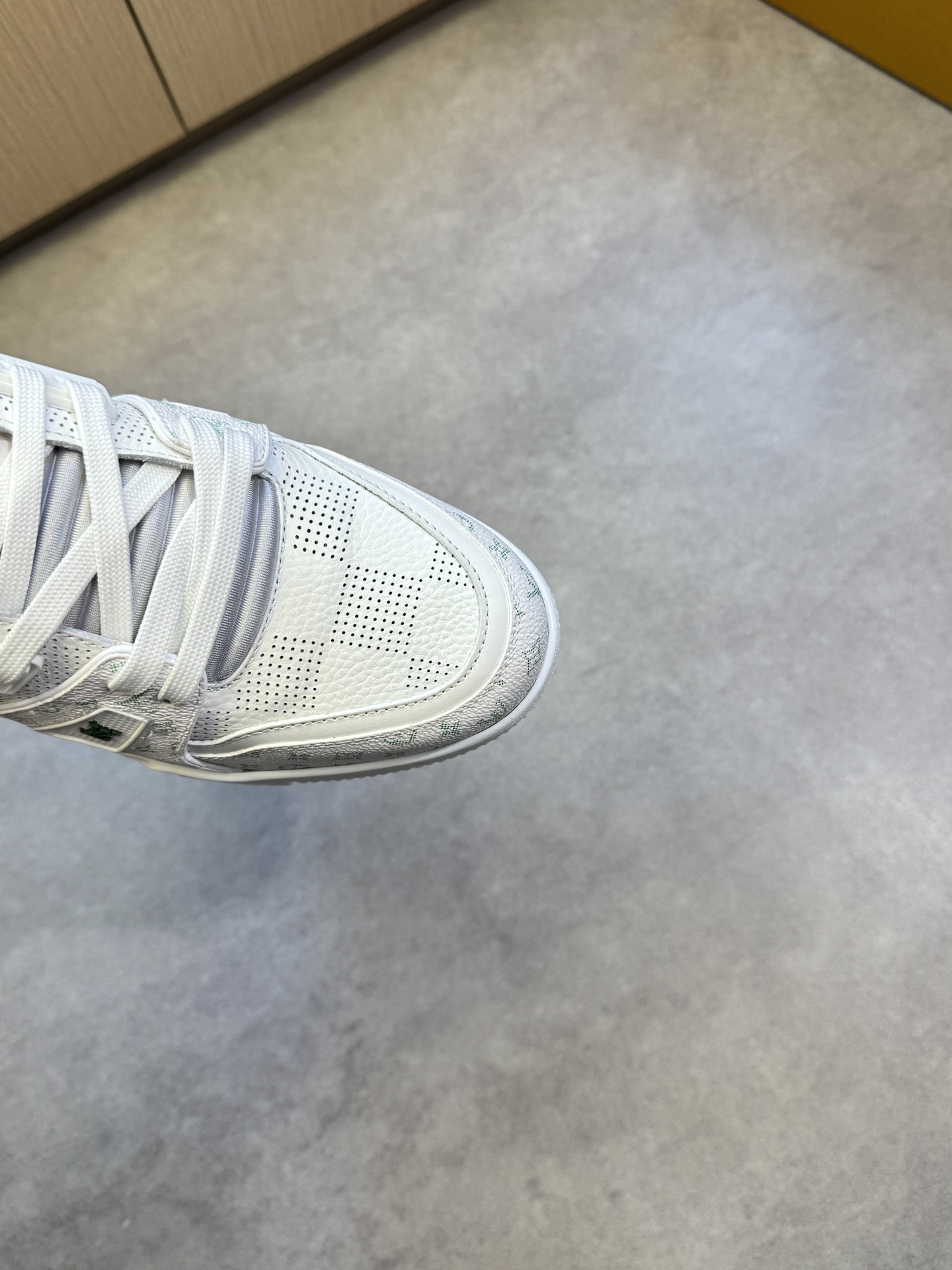 Louis Vuitton Premium White Leather Sneakers - Stylish & Comfortable 7 i1742752632 3178 5