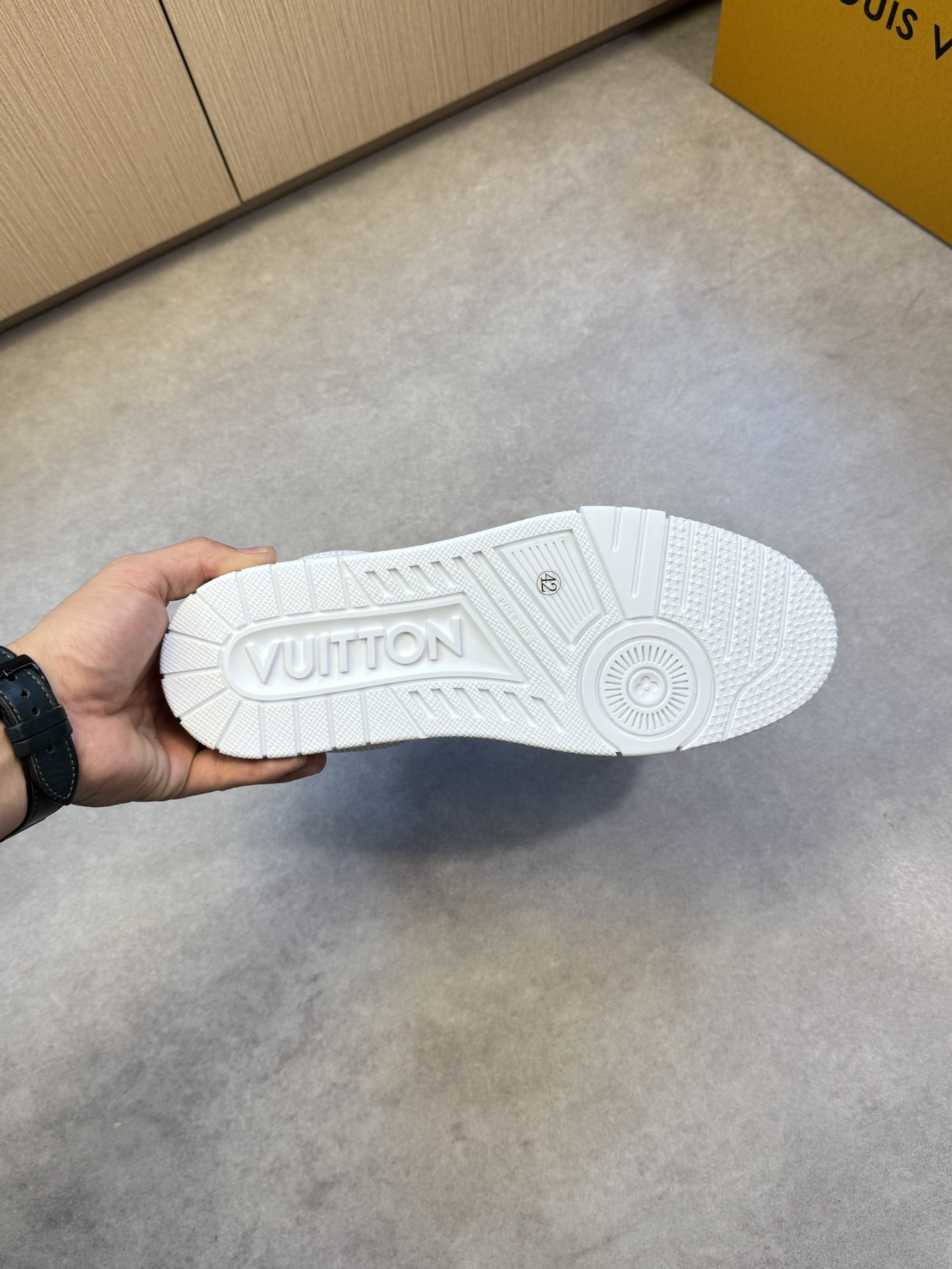 Louis Vuitton Premium White Leather Sneakers - Stylish & Comfortable 10 i1742752632 7102 8
