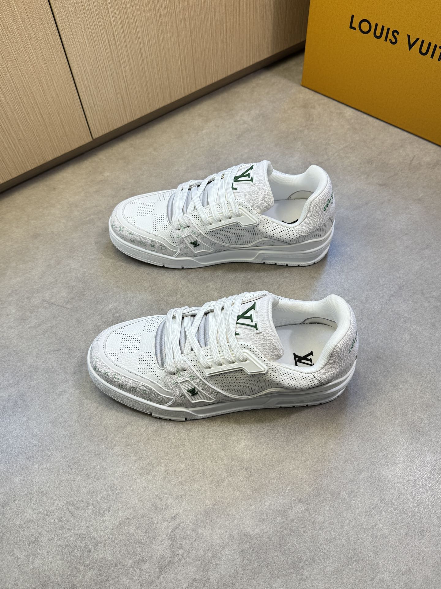 Louis Vuitton Premium White Leather Sneakers - Stylish & Comfortable 4 i1742752632 7546 2