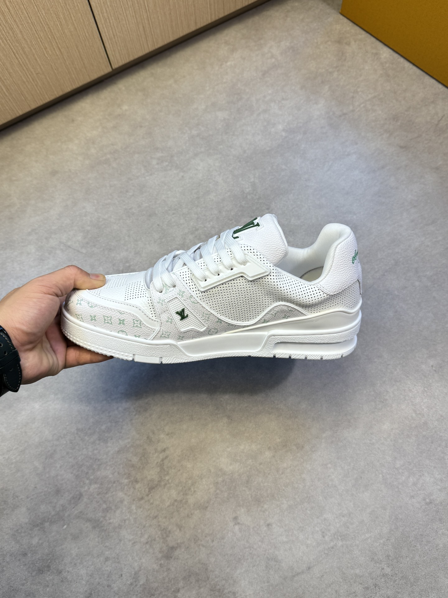 Louis Vuitton Premium White Leather Sneakers - Stylish & Comfortable 6 i1742752632 8237 4