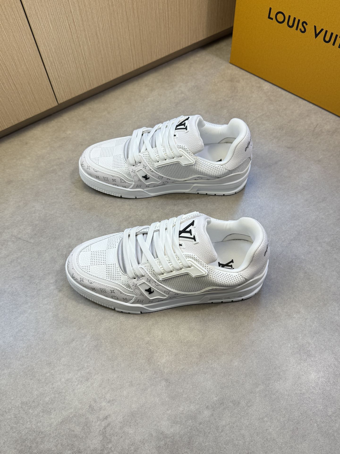 Louis Vuitton Men's White Leather Trainer Sneaker Casual Shoes Size 39-44 4 i1742752647 4984 2