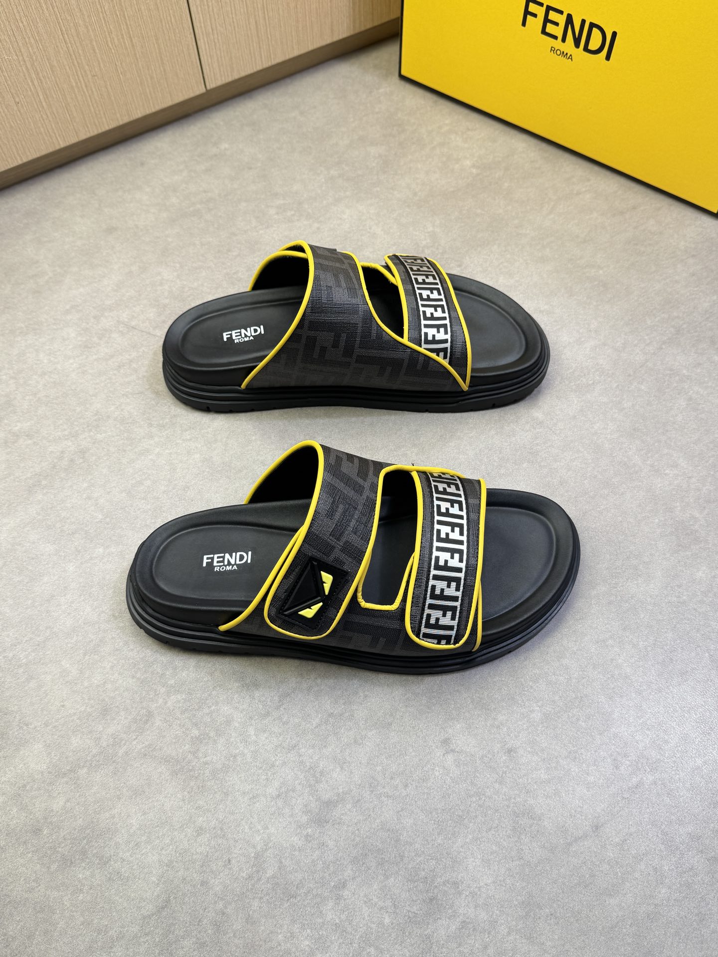 NO:744307,[FENDI] Fendi - high-end quality original casual sandals - upper brand totem PVC leather, sewn brand totem webbing. Brand plastic logo - environmentally friendly leather lining - outsole ultra-light TPU water platform rubber; combined molded outsole - ultra-high quality control, fine workmanship (high-end, luxury, grade) -Size39-44 (38,45, can be customized)·,,fendi,fendi, slippers19860909【FENDI】芬迪 -高端品质 原单休闲凉拖鞋 -鞋面品牌图腾PVC皮料、车缝品牌图腾织带.品牌塑胶标识 -内里环保皮 -大底超轻TPU水台·橡胶；组合成型大底 -超高品控·做工精细凸显(高端·贵气·档次) -Size39-44（38,45,可订做)·,,fendi,fendi,slippers,Men's shoes