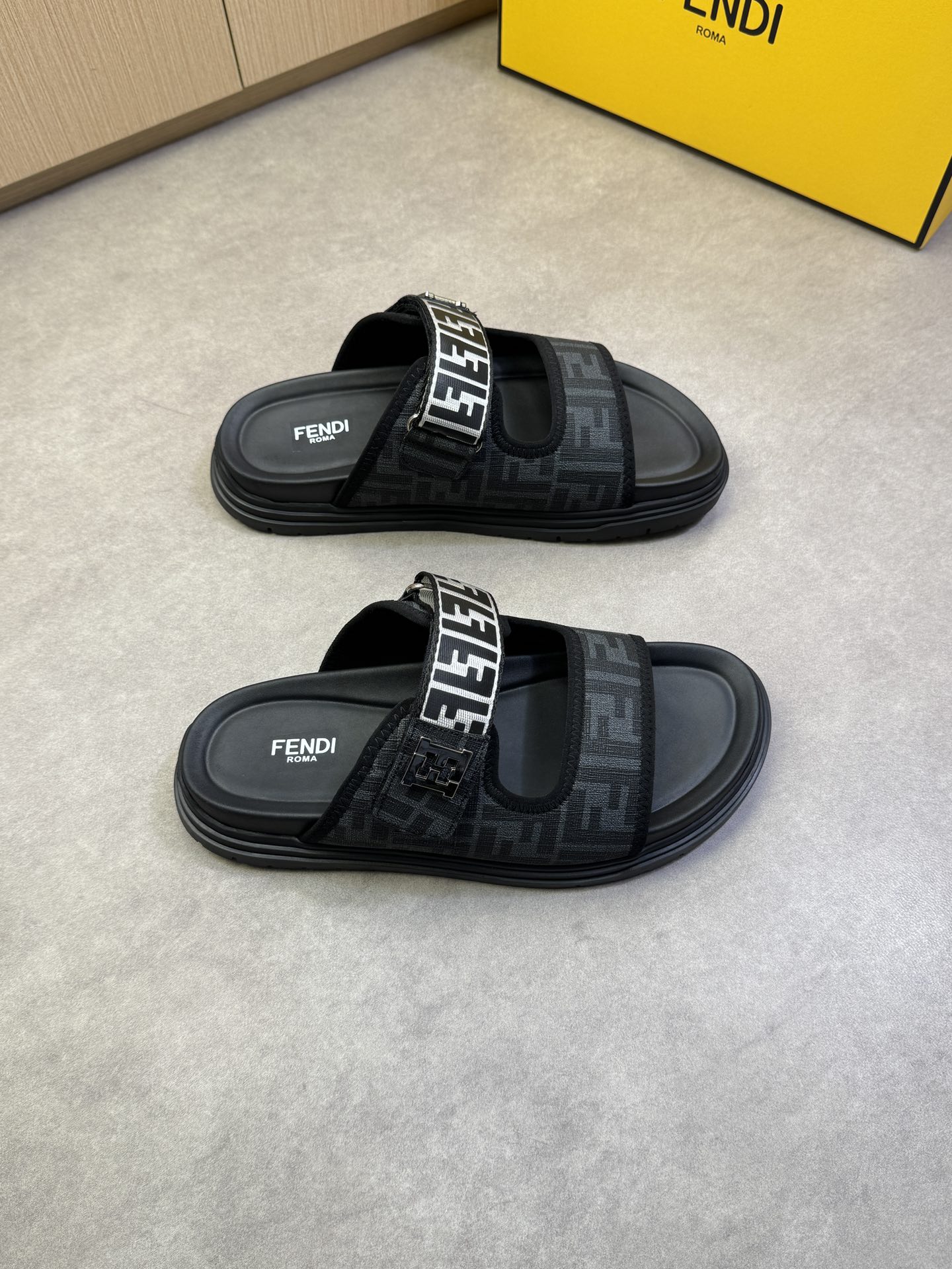 NO:744315,[FENDI] Fendi - high-end quality original casual sandals - upper brand totem PVC leather, sewn brand totem webbing. Brand metal fasteners - environmentally friendly leather lining - outsole ultra-light TPU water platform rubber; combined molded outsole - ultra-high quality control · fine workmanship highlights (high-end, luxury, grade) -Size39-44 (38,45, can be customized)·,,fendi,fendi, slippers19860909【FENDI】芬迪 -高端品质 原单休闲凉拖鞋 -鞋面品牌图腾PVC皮料、车缝品牌图腾织带.品牌金属扣件 -内里环保皮 -大底超轻TPU水台·橡胶；组合成型大底 -超高品控·做工精细凸显(高端·贵气·档次) -Size39-44（38,45,可订做)·,,fendi,fendi,slippers,Men's shoes